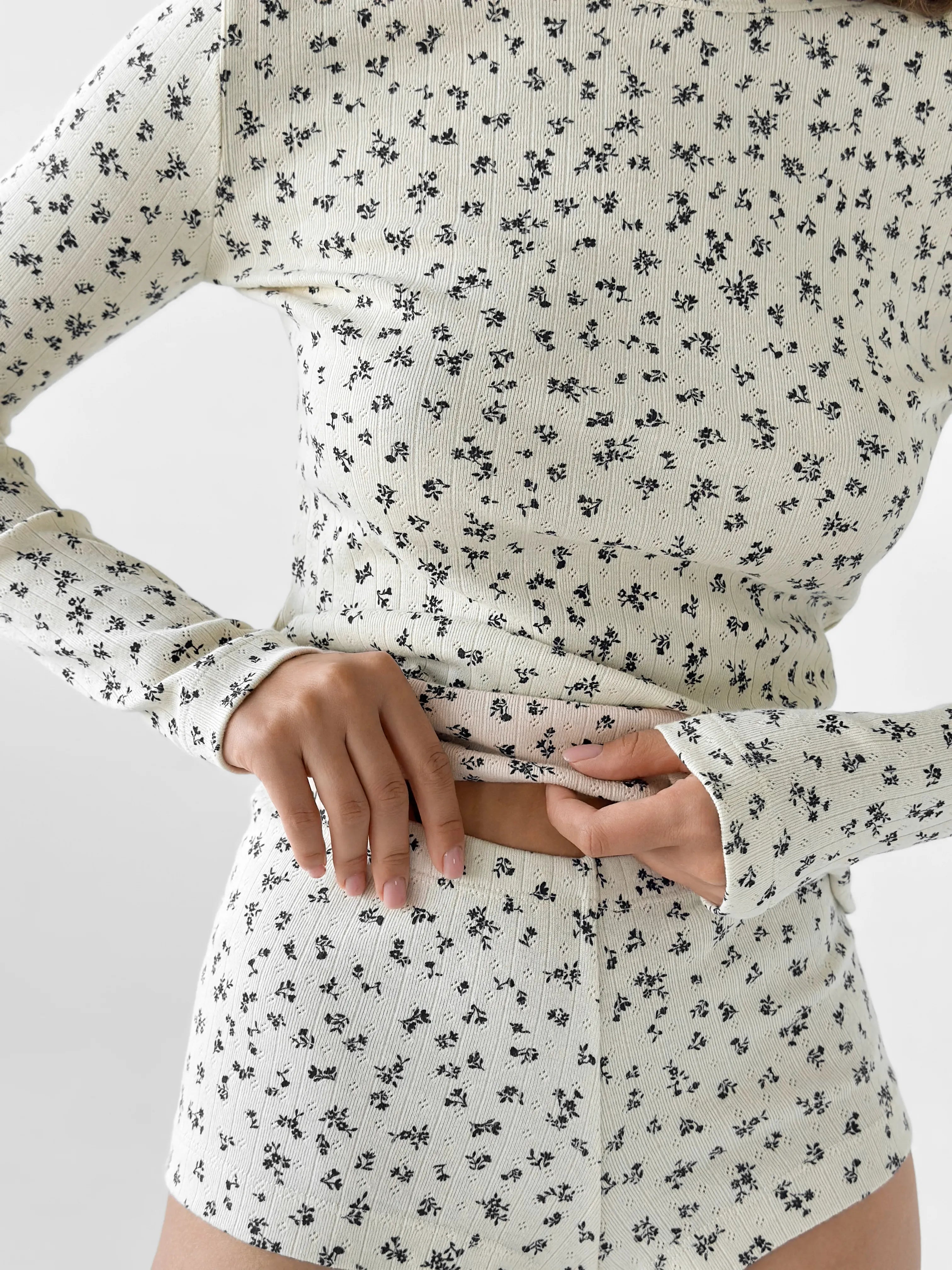 Ribbed long-sleeve milky with blue flower (without button)
