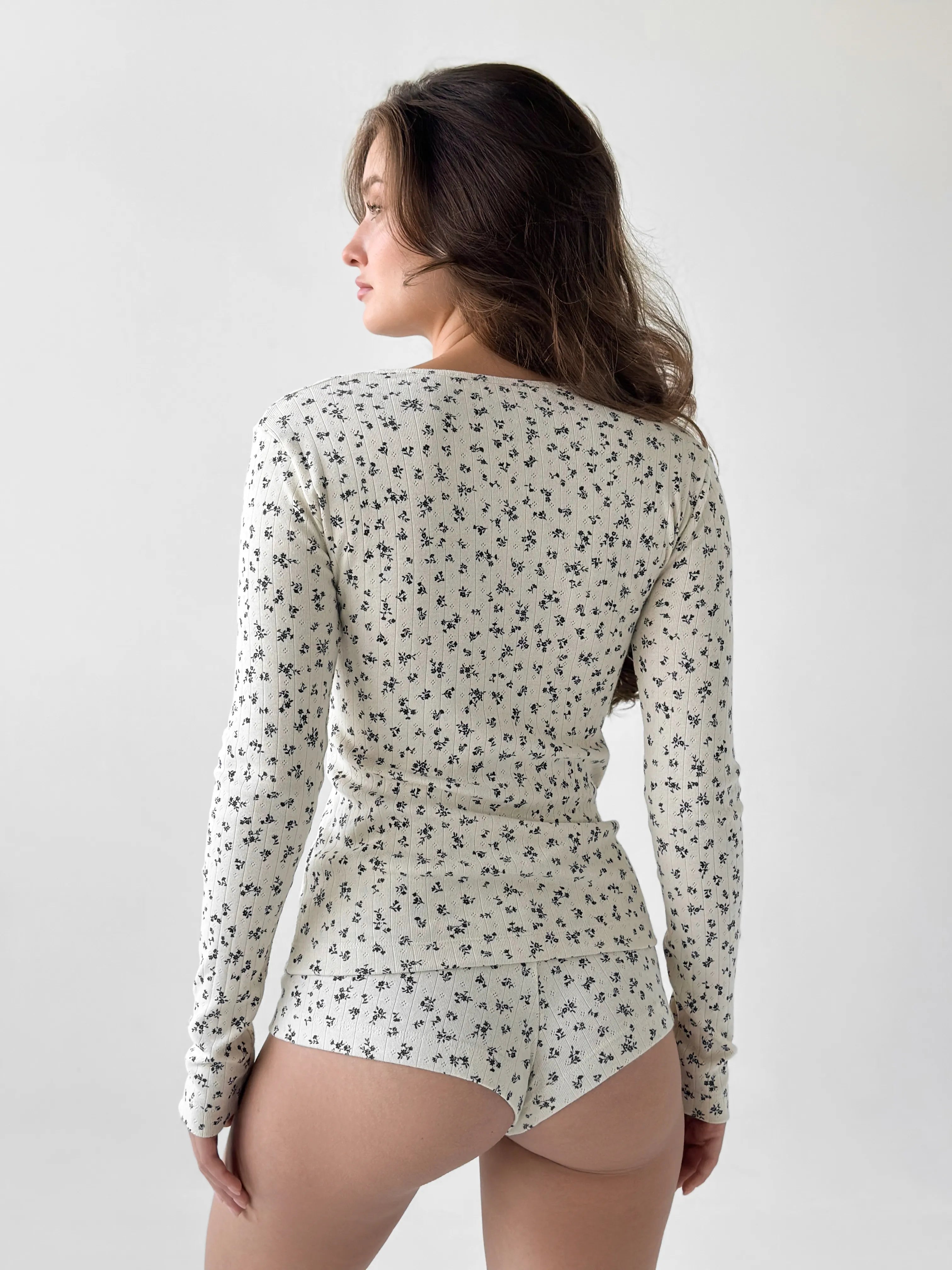 Ribbed long-sleeve milky with blue flower (without button)