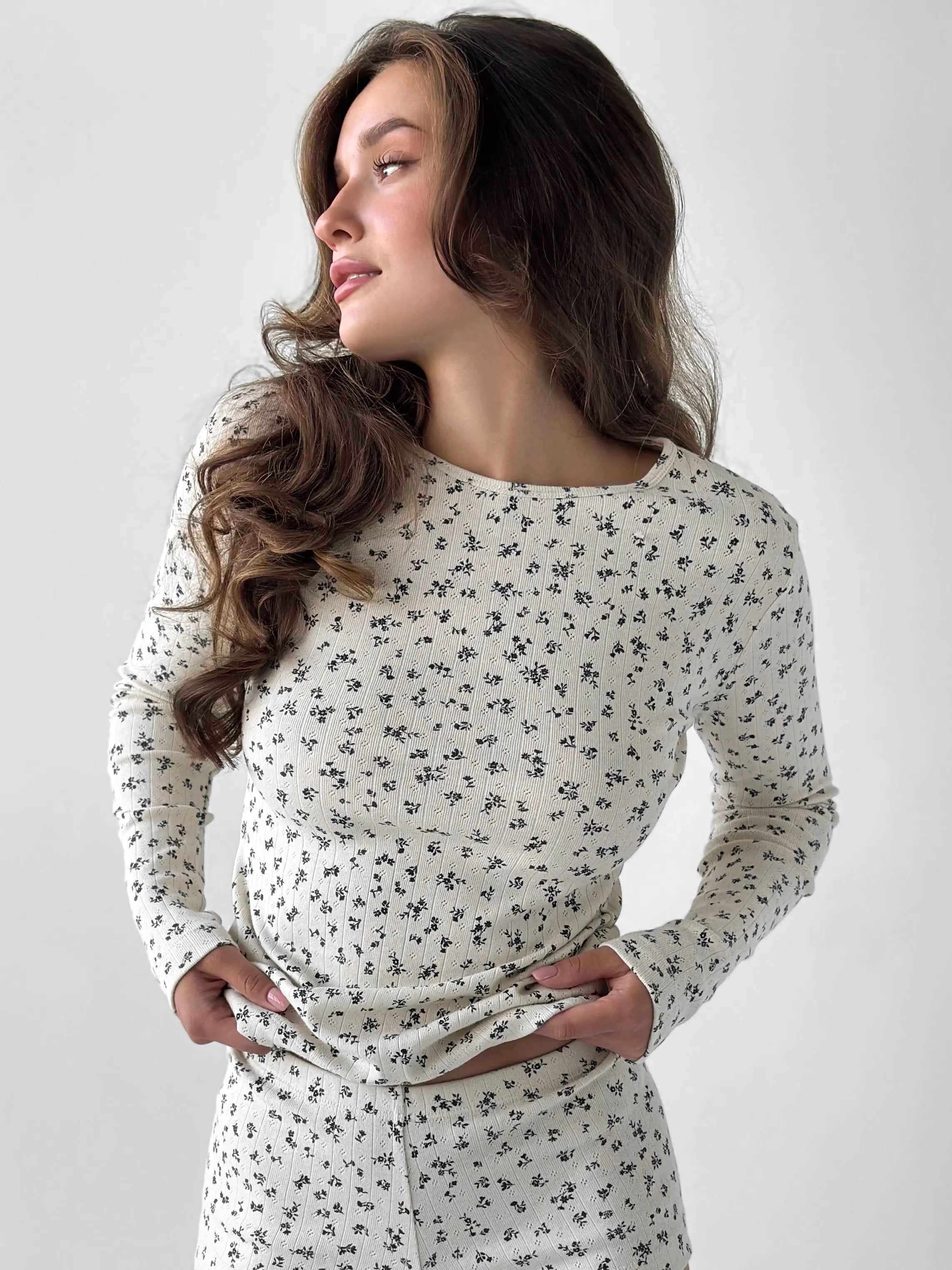 Ribbed long-sleeve milky with blue flower (without button)