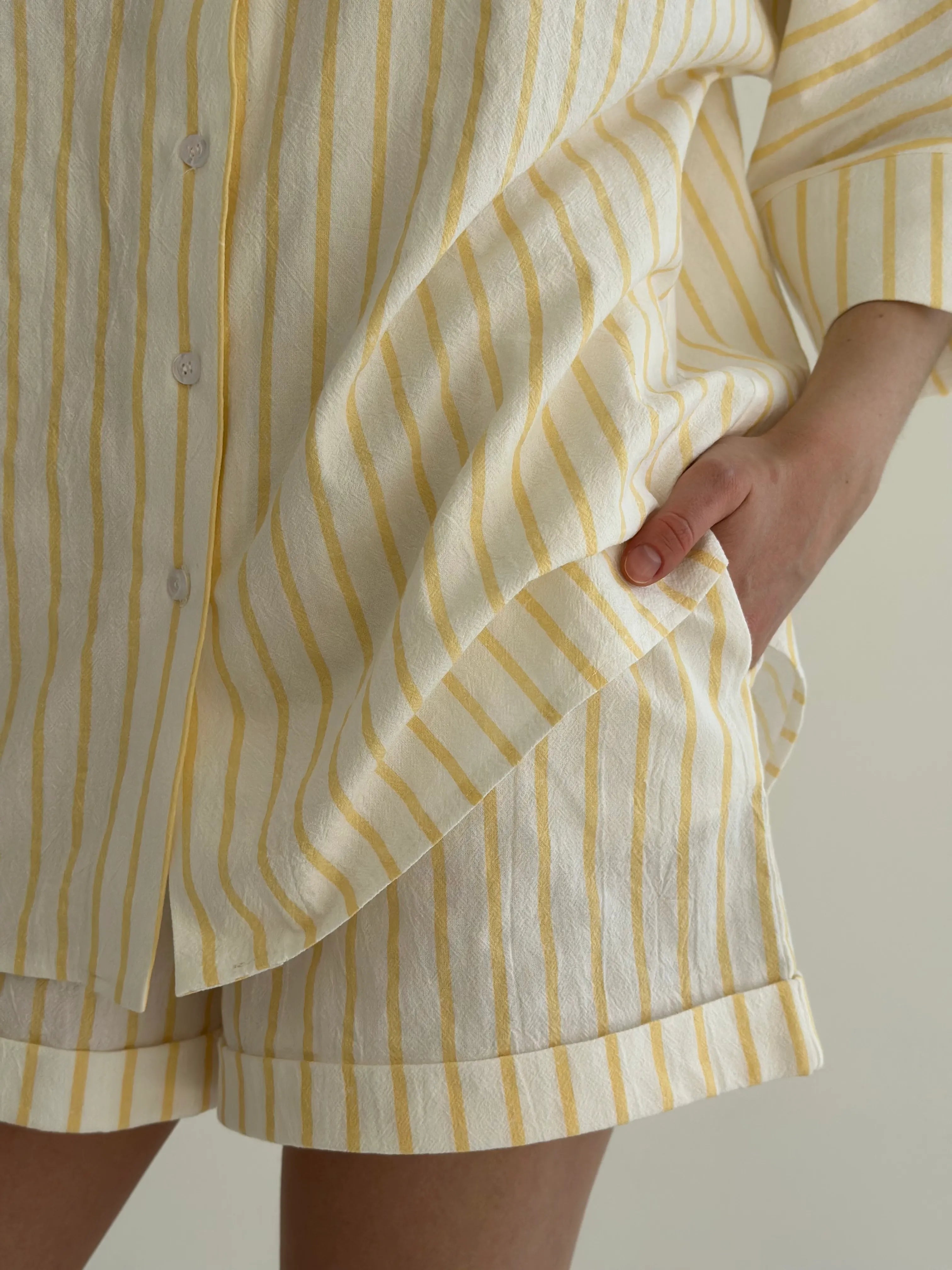 Shirt and shorts suit, cotton "yellow stripe on milk"