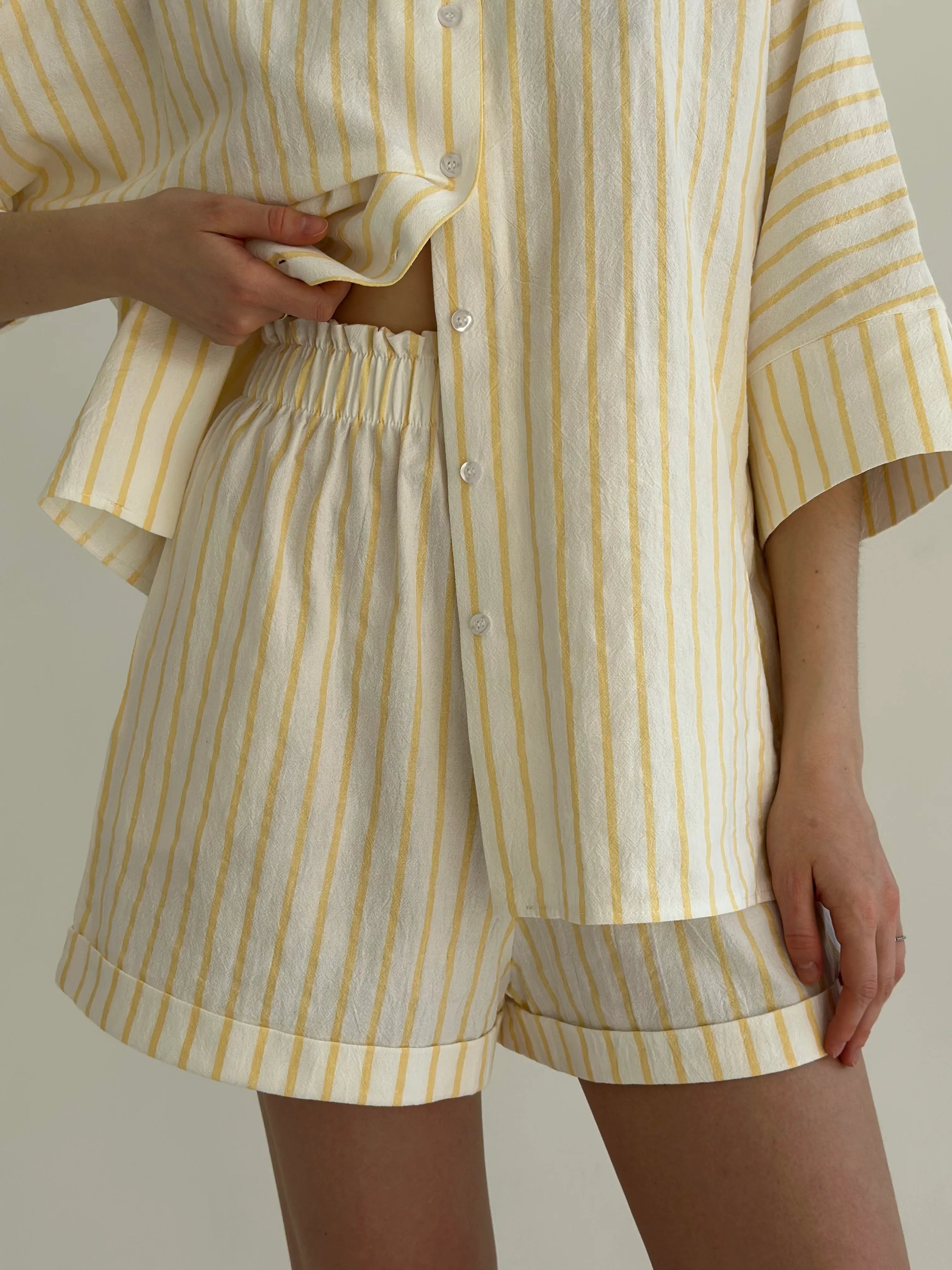 Shirt and shorts suit, cotton "yellow stripe on milk"