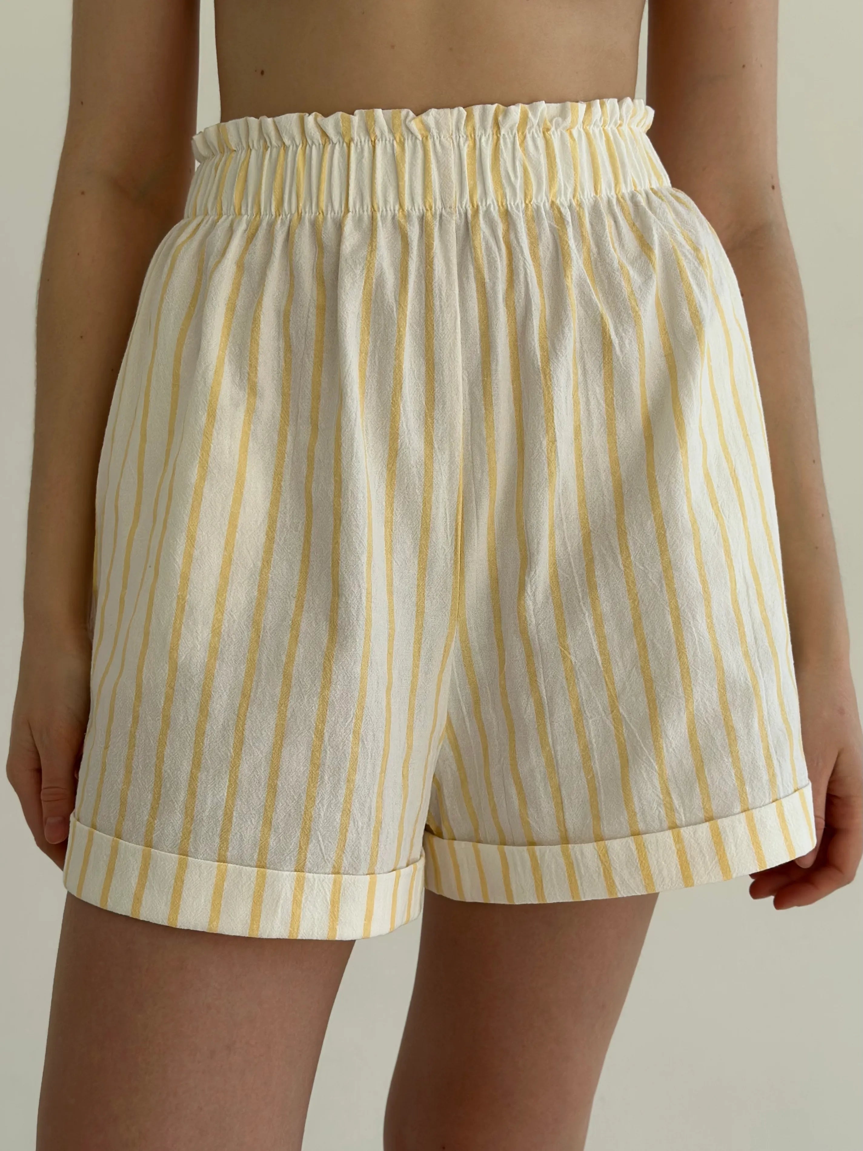 Shirt and shorts suit, cotton "yellow stripe on milk"