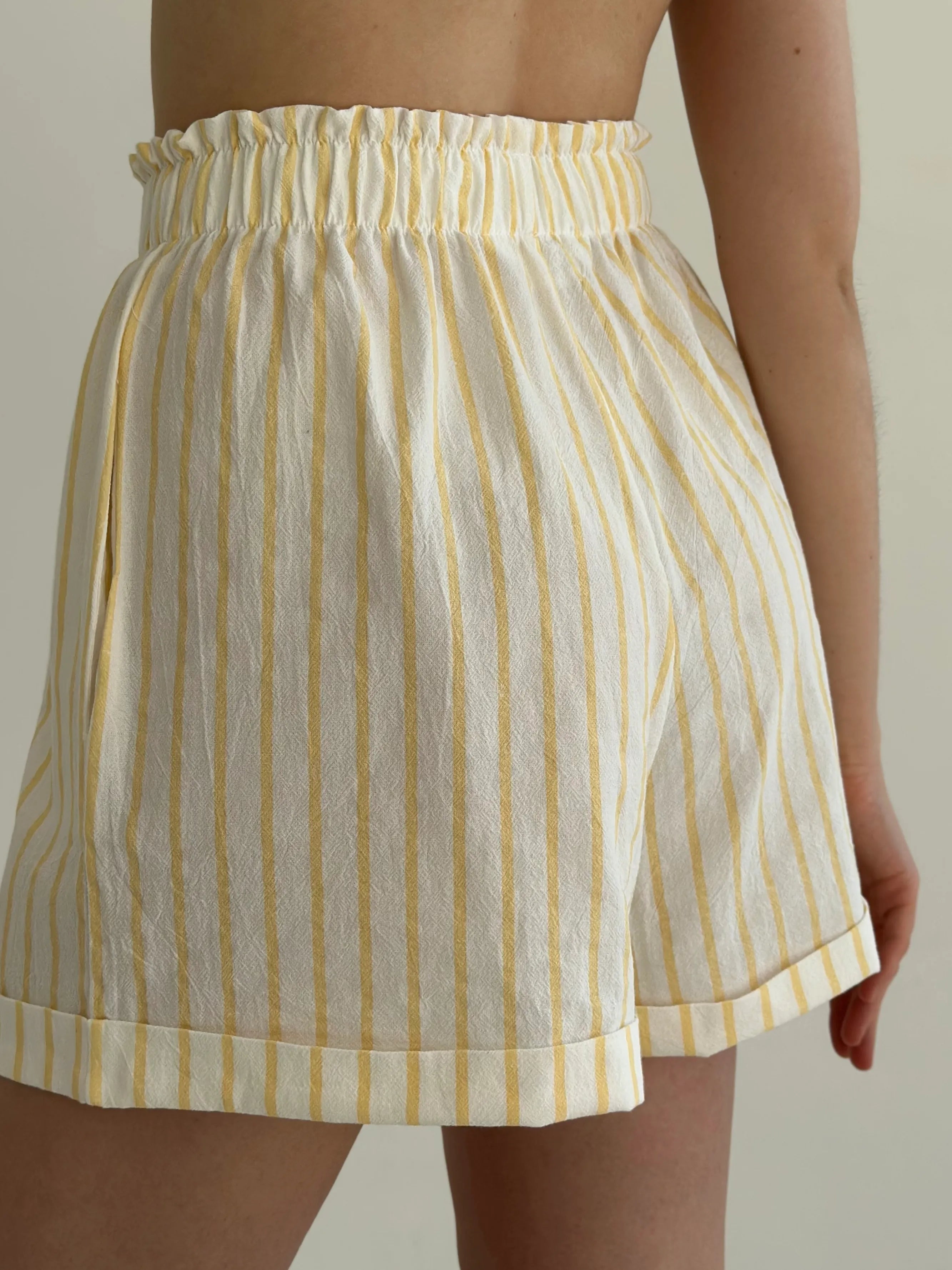 Shirt and shorts suit, cotton "yellow stripe on milk"