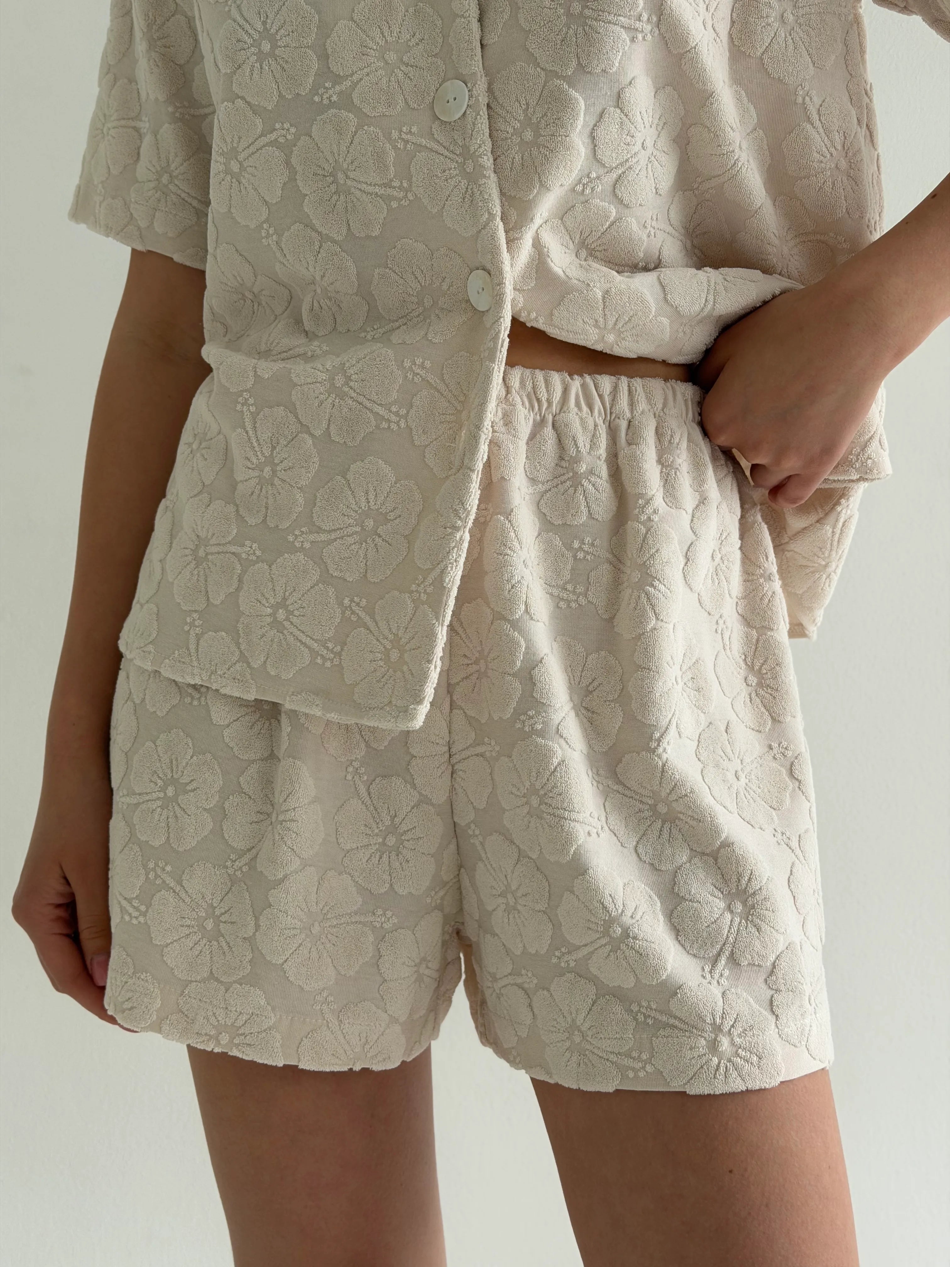 Short-sleeved suit and shorts, jacquard, flower, milky