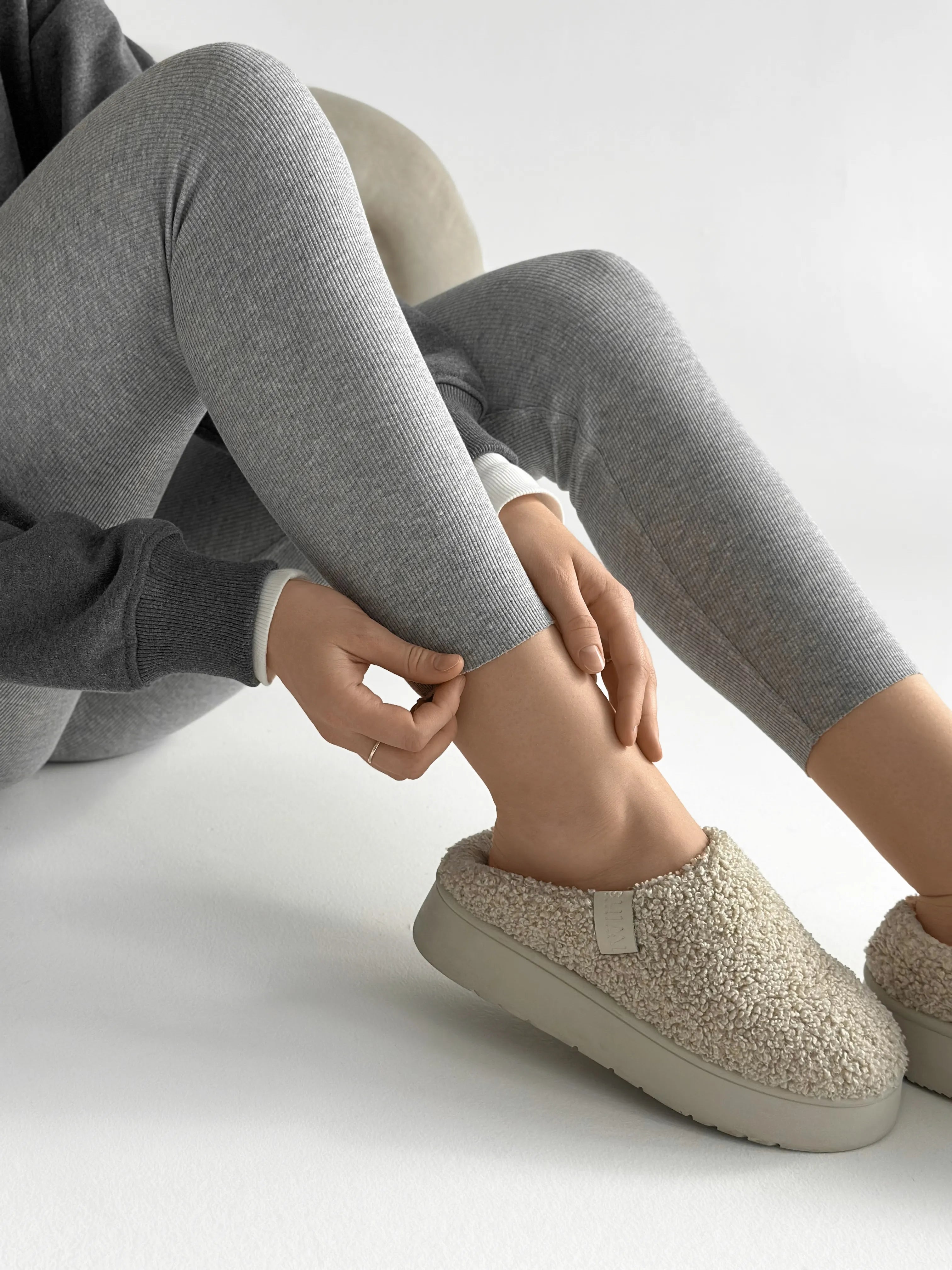 Light gray leggings