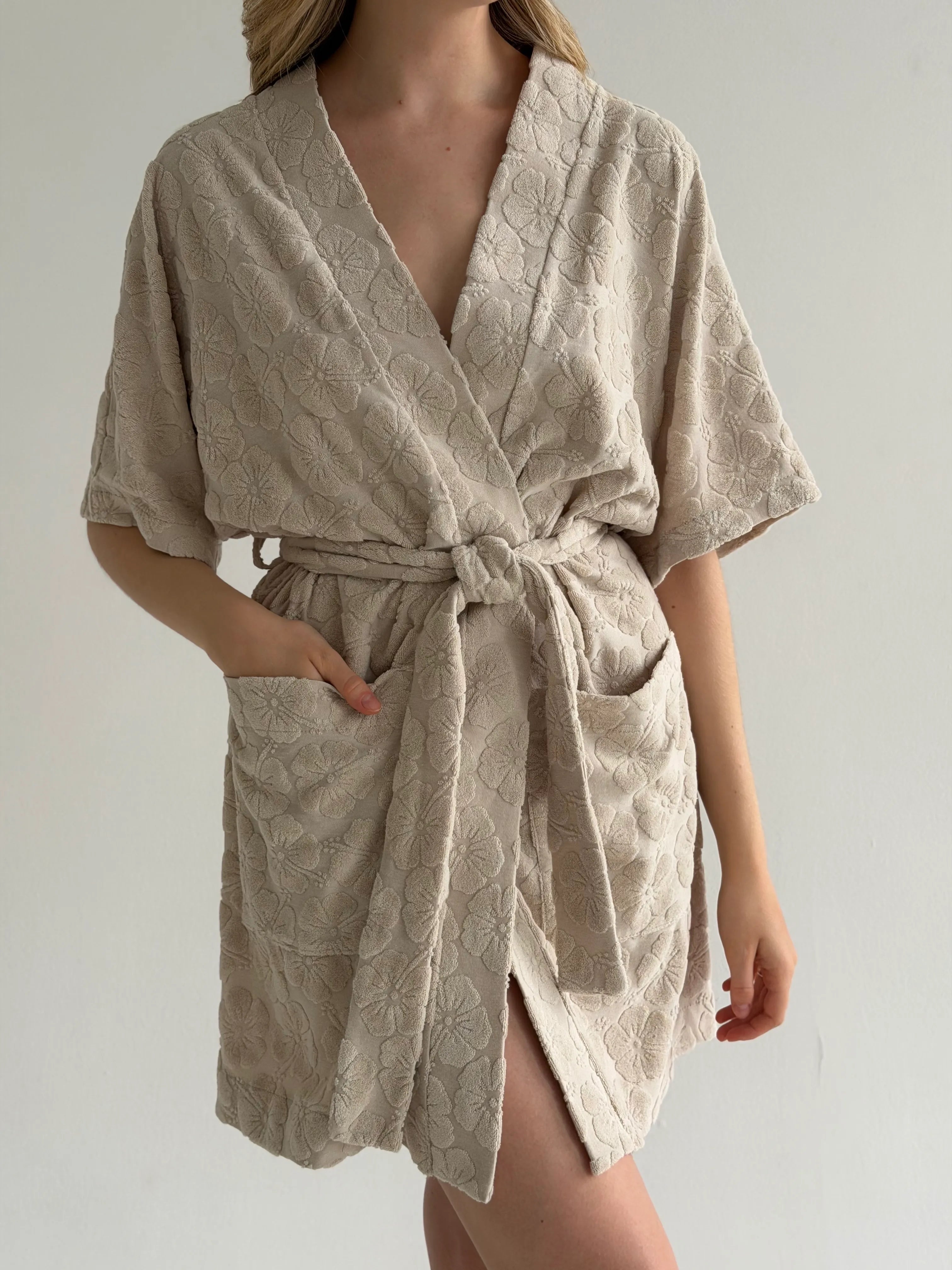 Short terry jacquard flower bathrobe beige