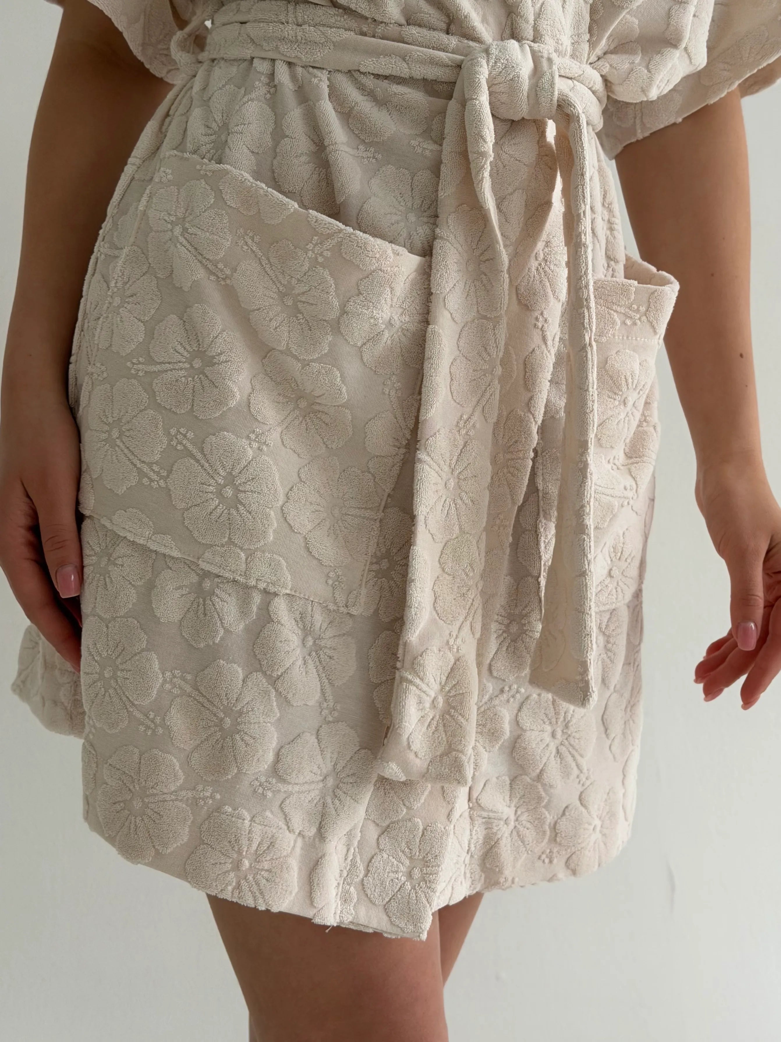 Short terry jacquard flower milky bathrobe