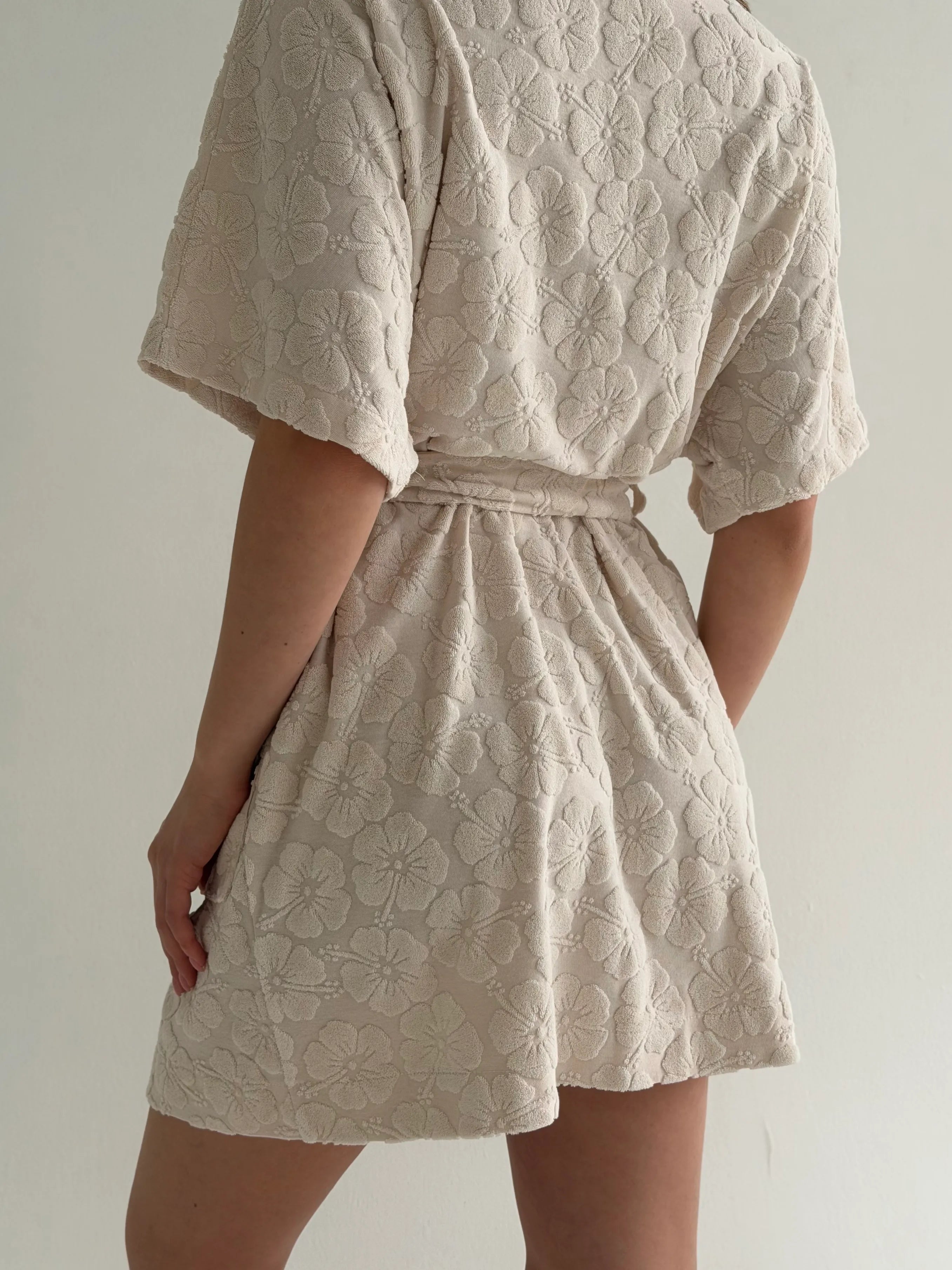 Short terry jacquard flower milky bathrobe