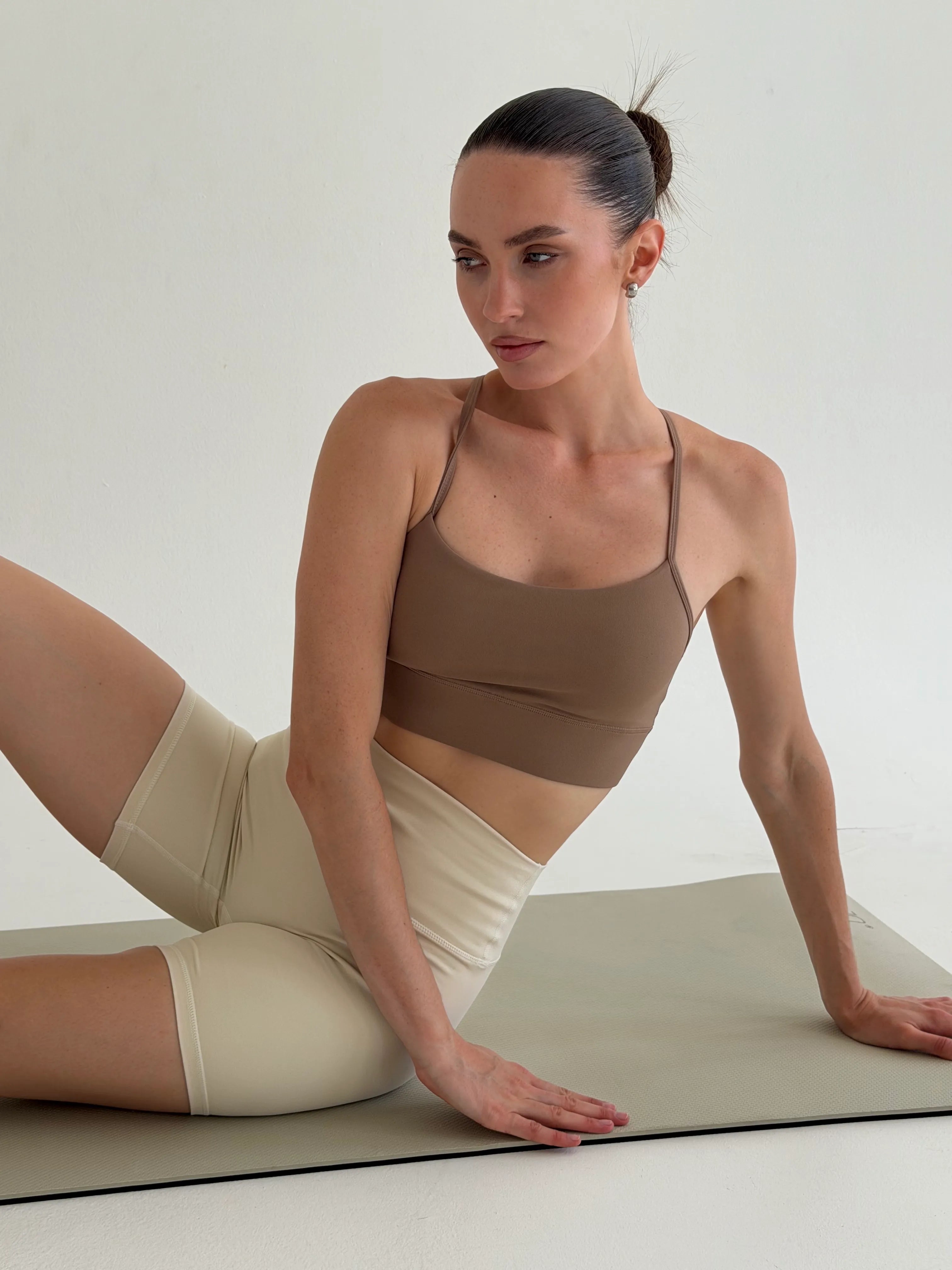Yoga top with wrestling back cappuccino