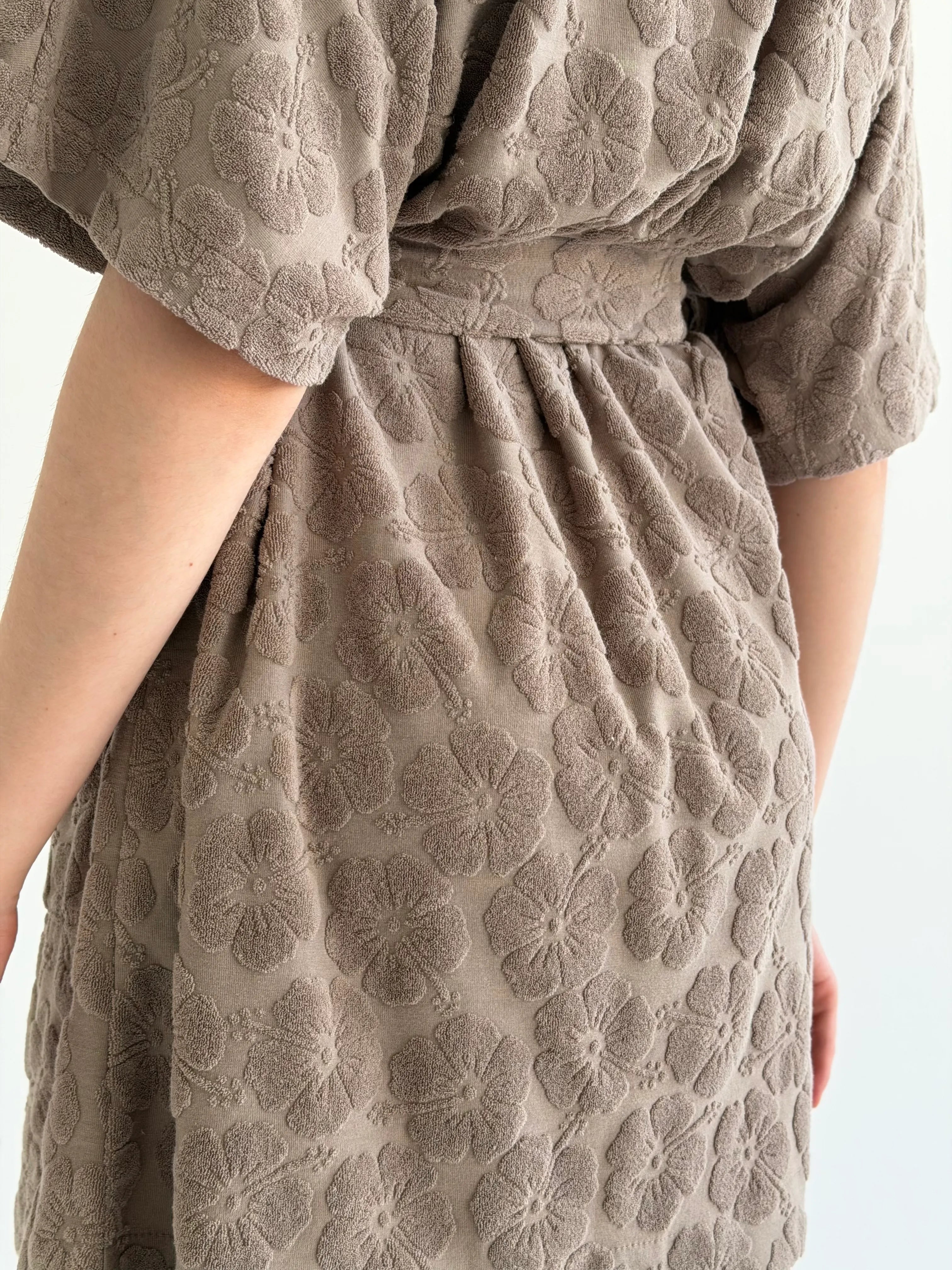 Short terry jacquard flower robe brown