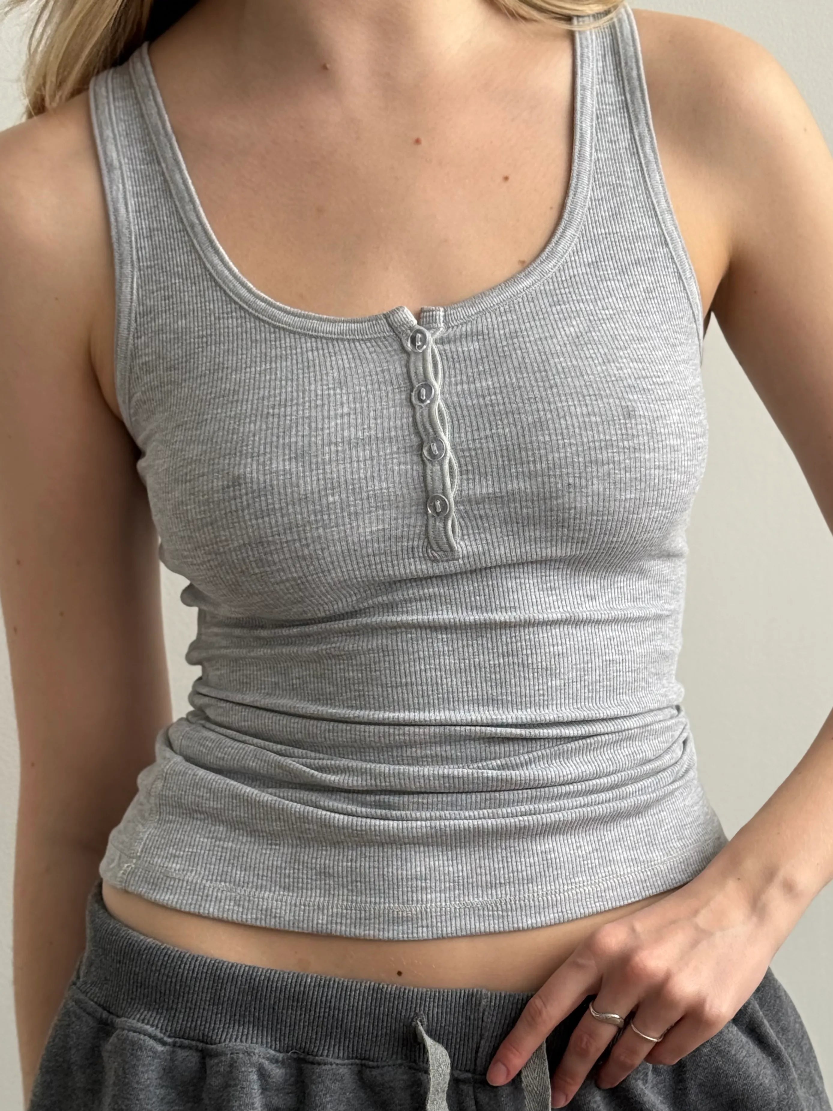 Basic ribbed T-shirt with buttons, gray