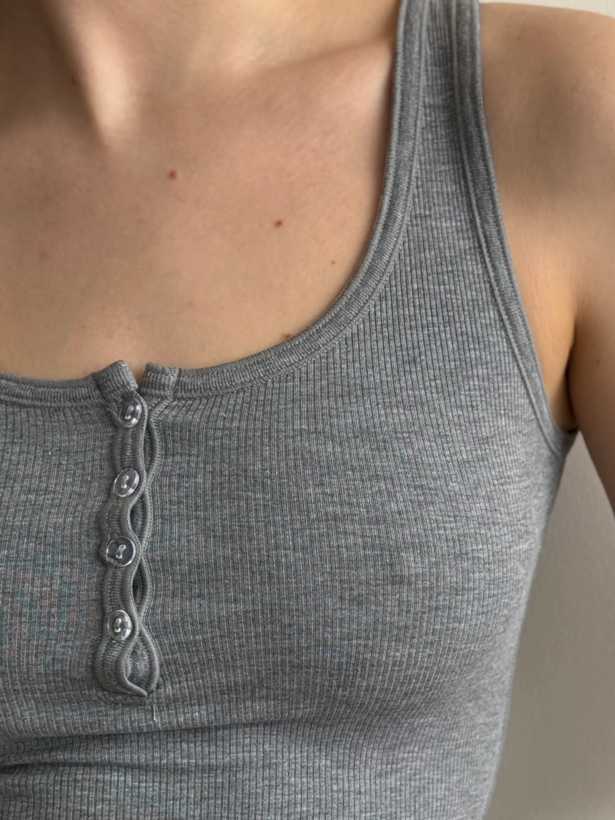 Basic ribbed T-shirt with buttons, dark gray