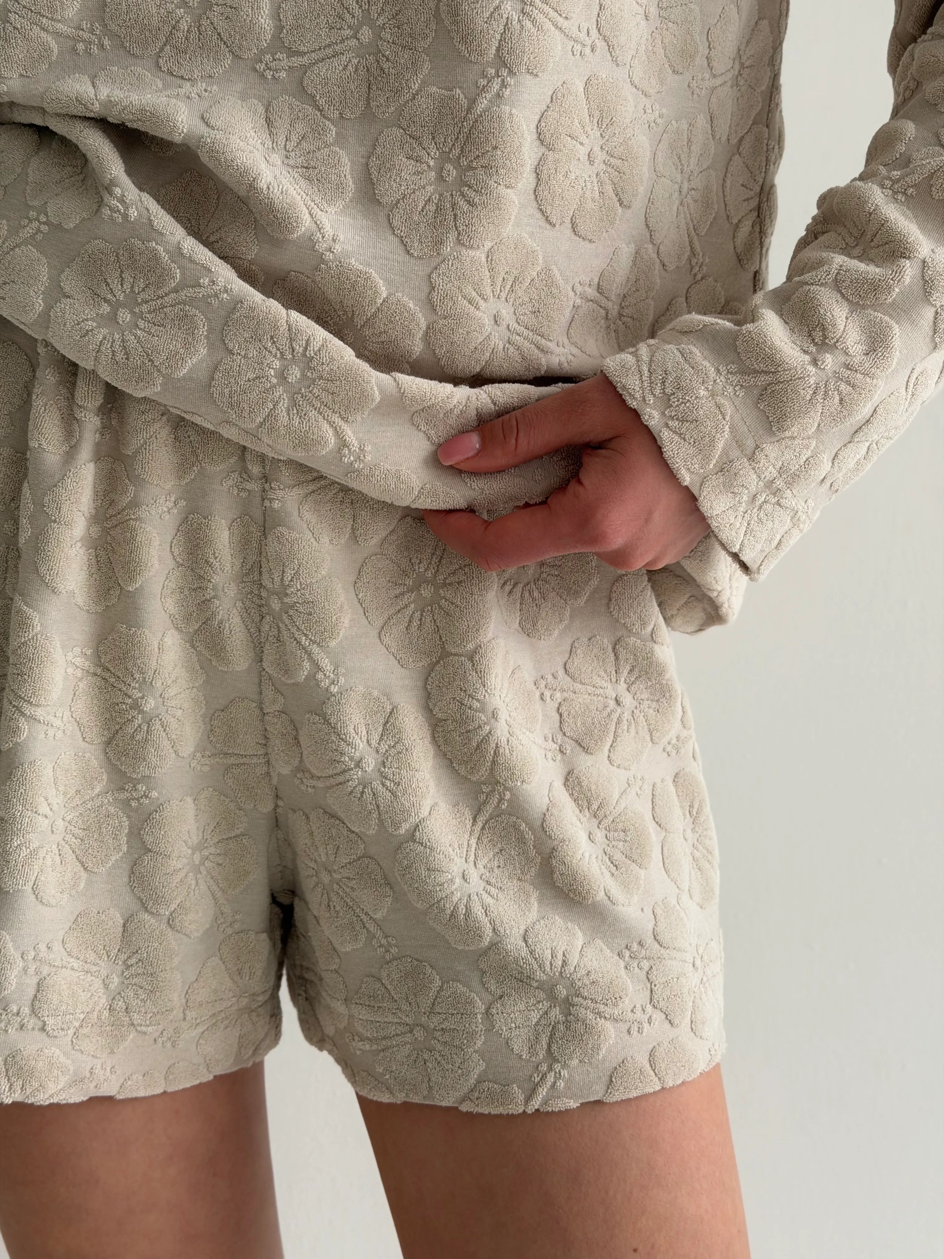 Long-sleeved suit and shorts, terry jacquard flower, beige