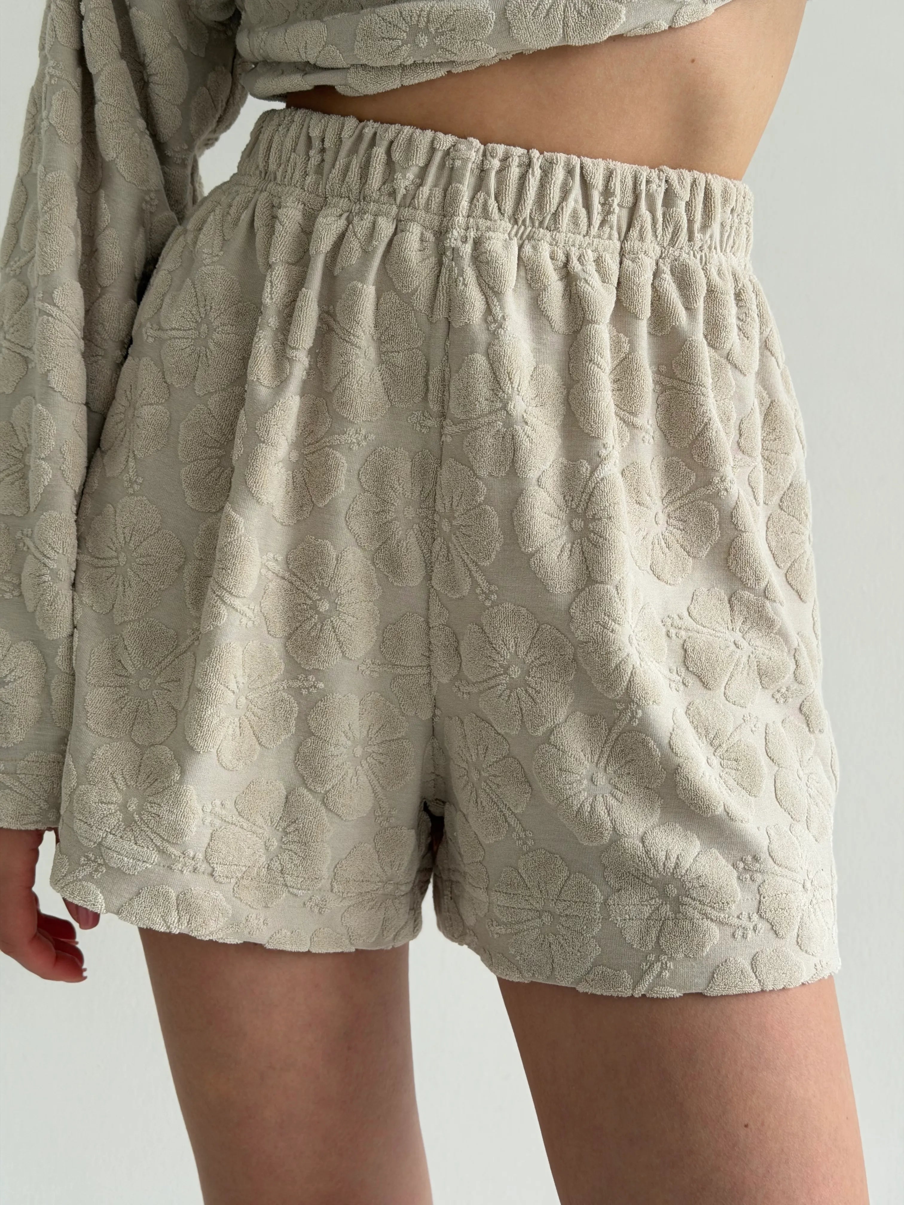 Long-sleeved suit and shorts, terry jacquard flower, beige