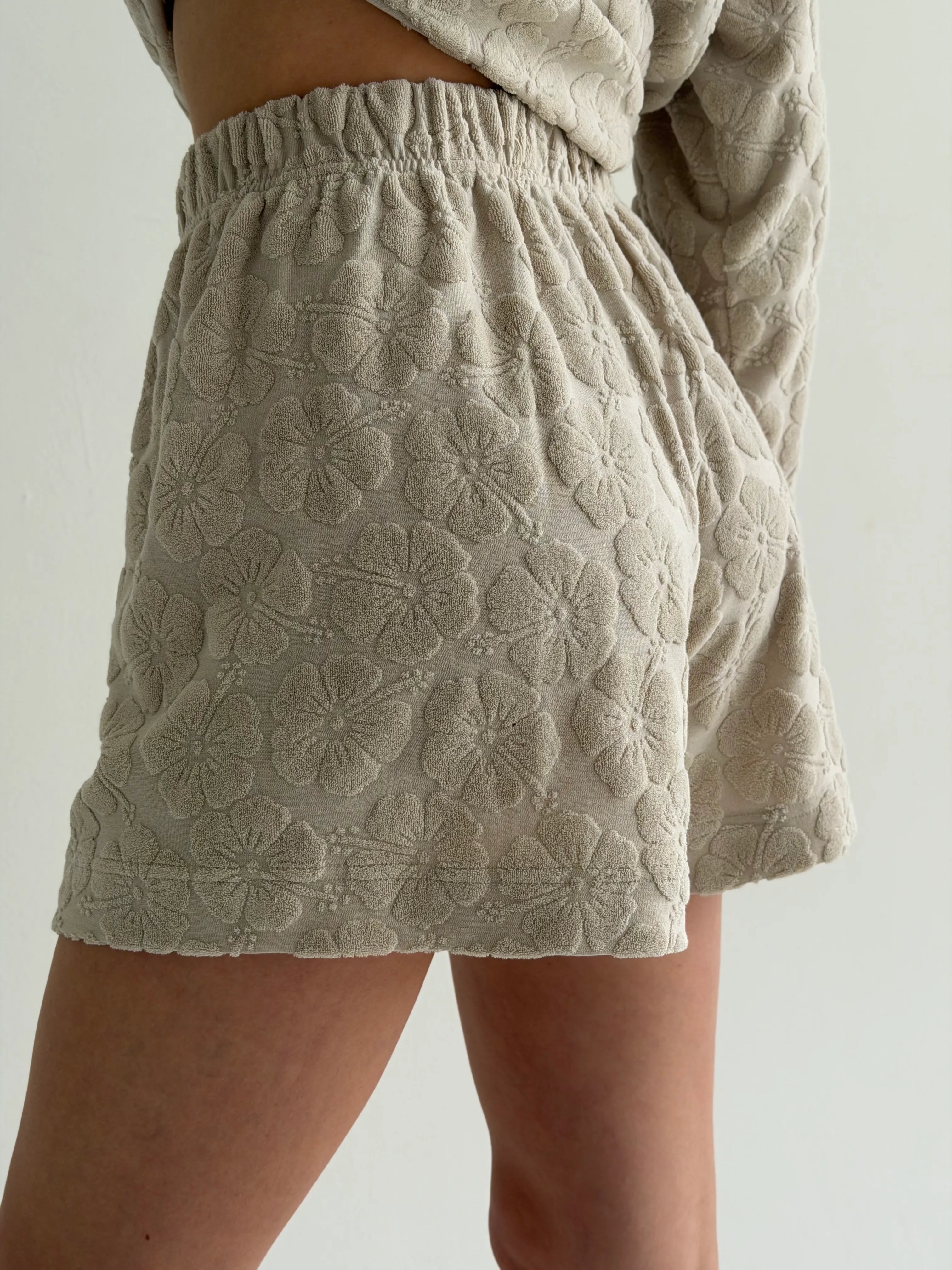 Long-sleeved suit and shorts, terry jacquard flower, beige