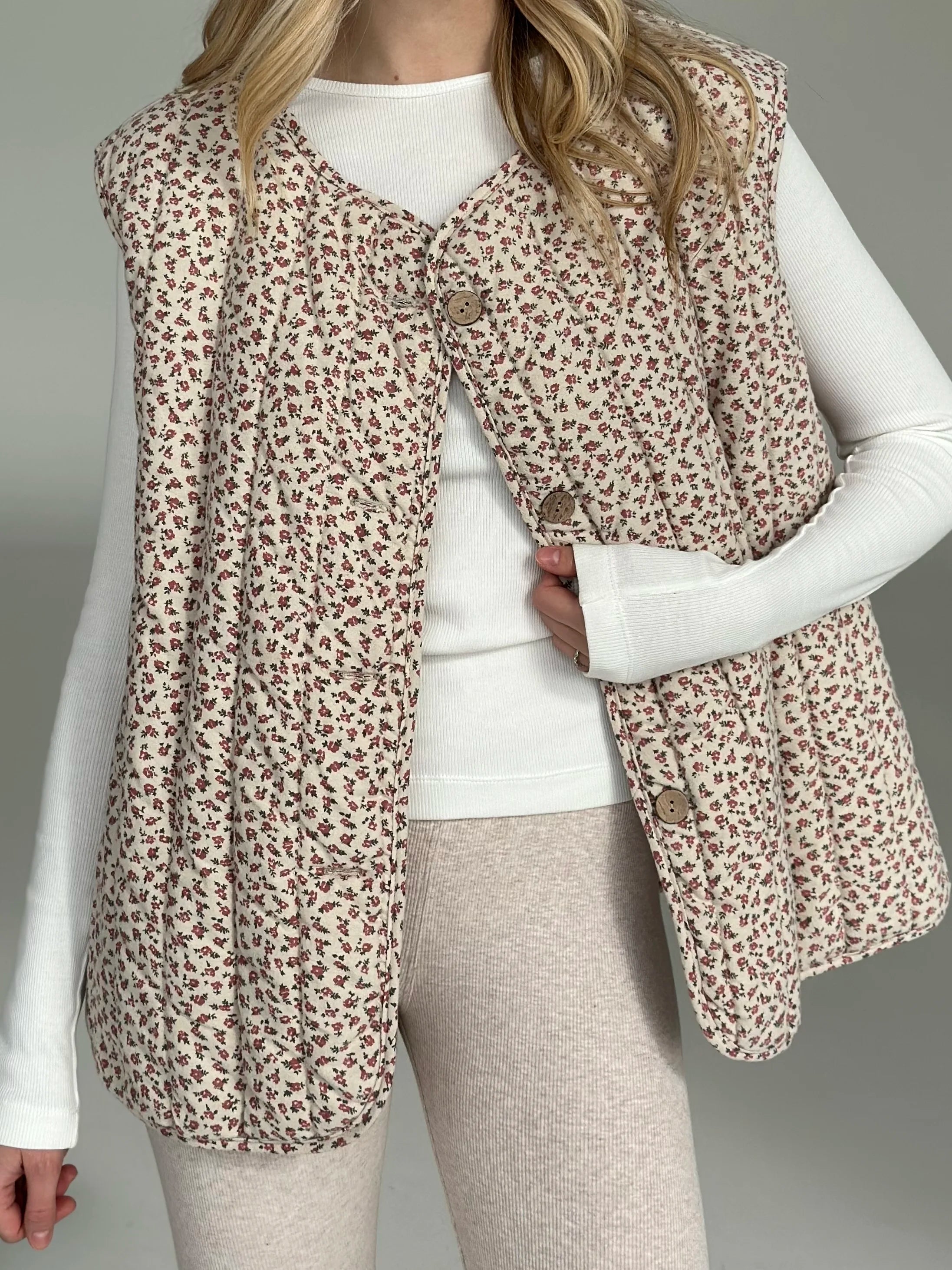 Quilted flannel Vest "burgundy flower" on beige