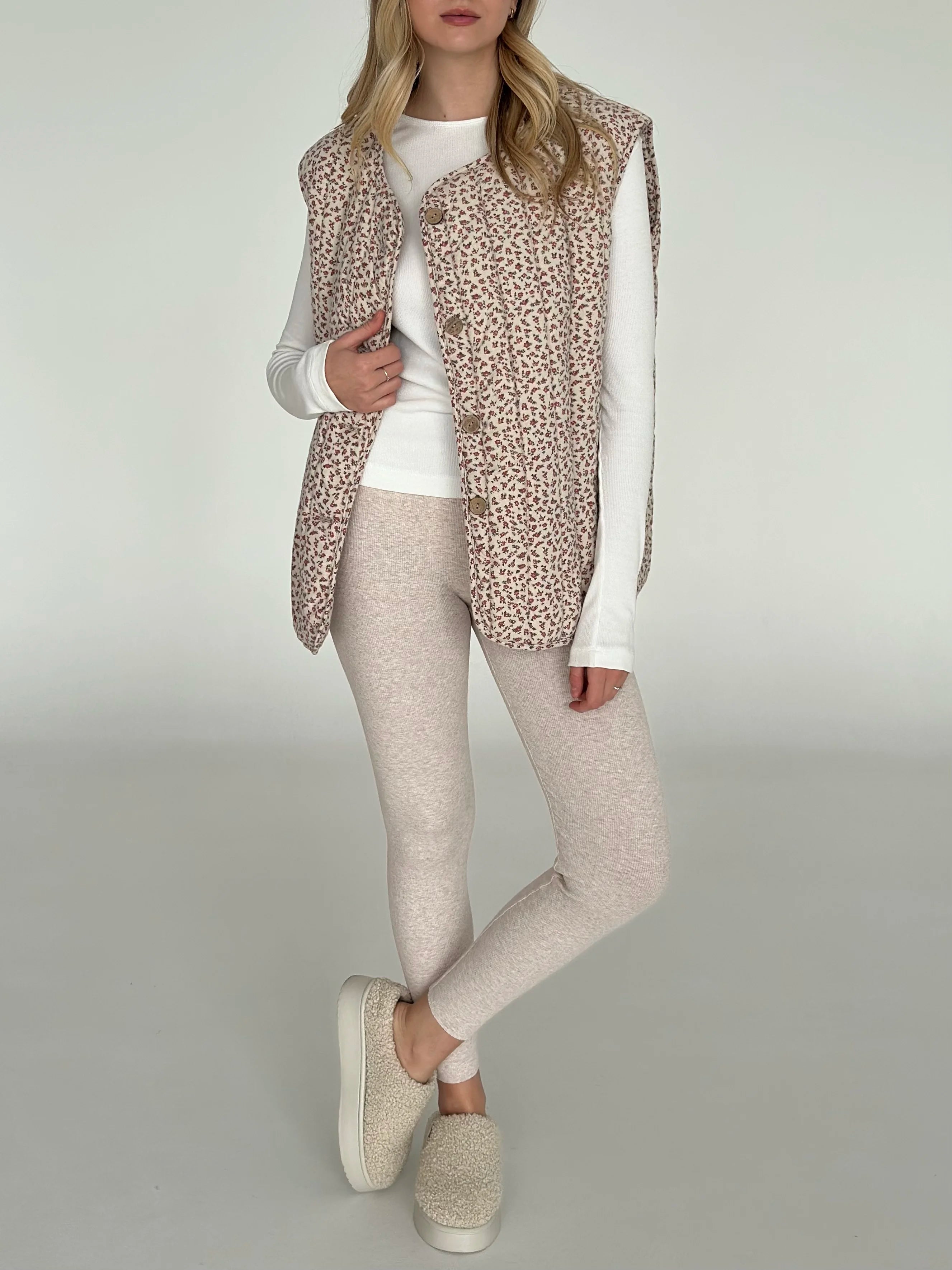 Quilted flannel Vest "burgundy flower" on beige