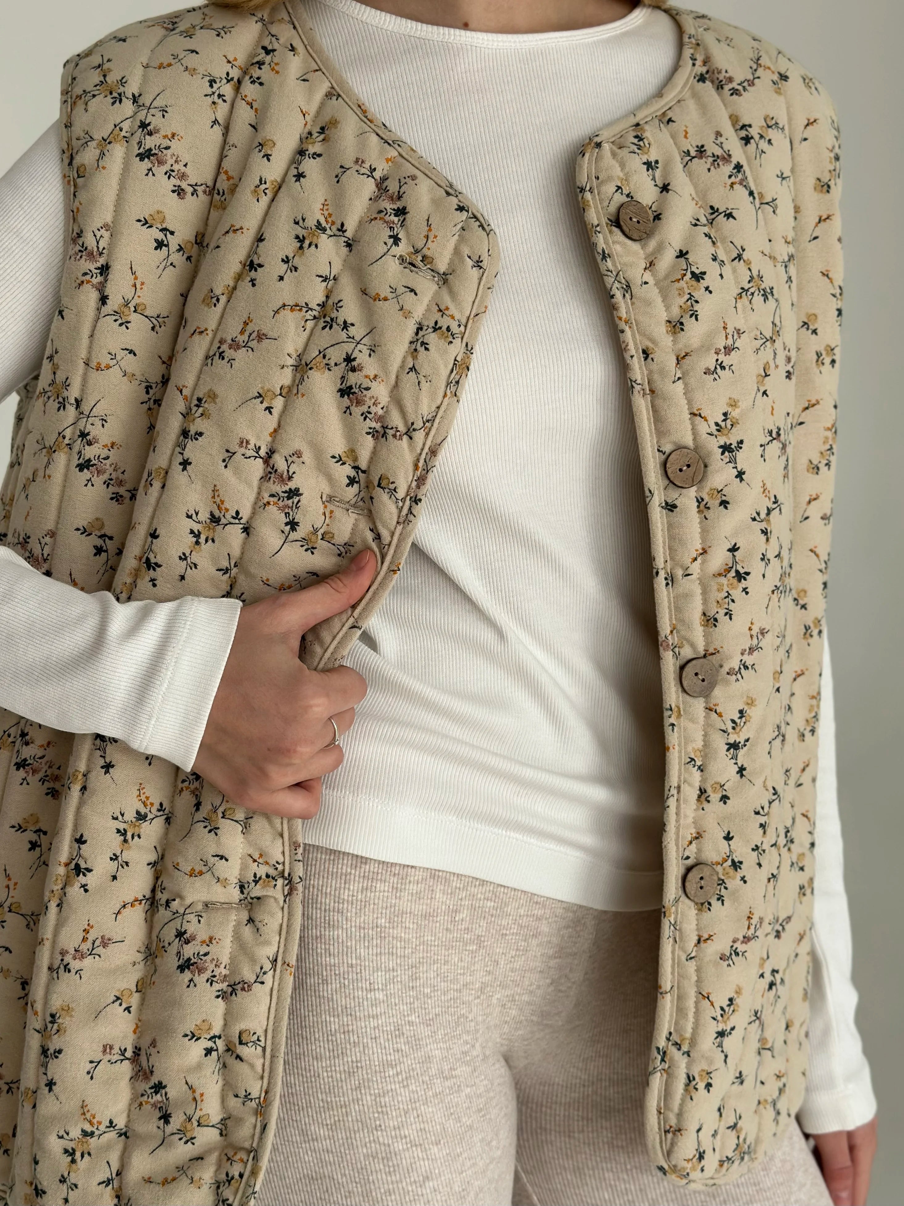 Quilted flannel Vest "multicolored flower" on dark beige