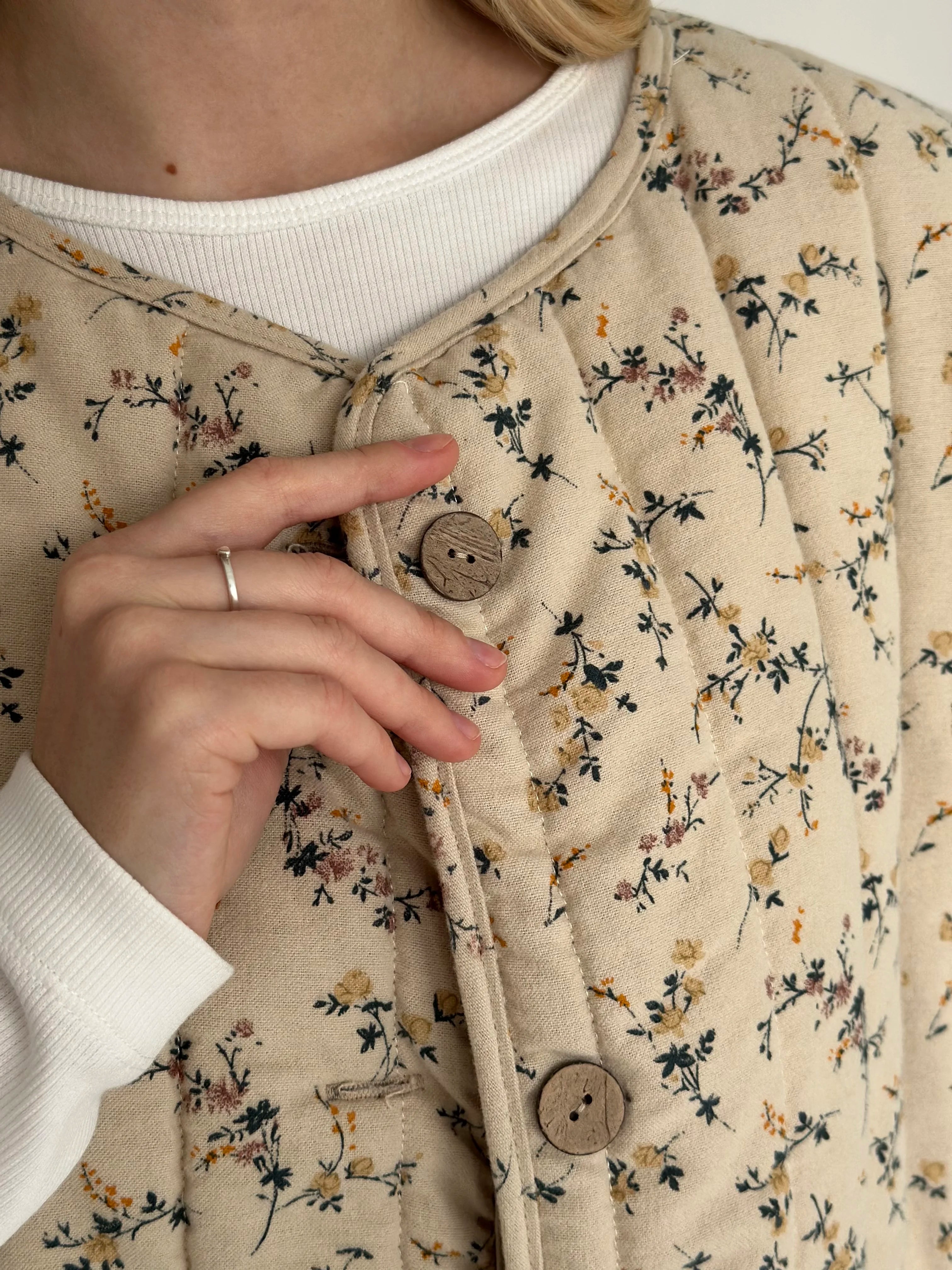 Quilted flannel Vest "multicolored flower" on dark beige