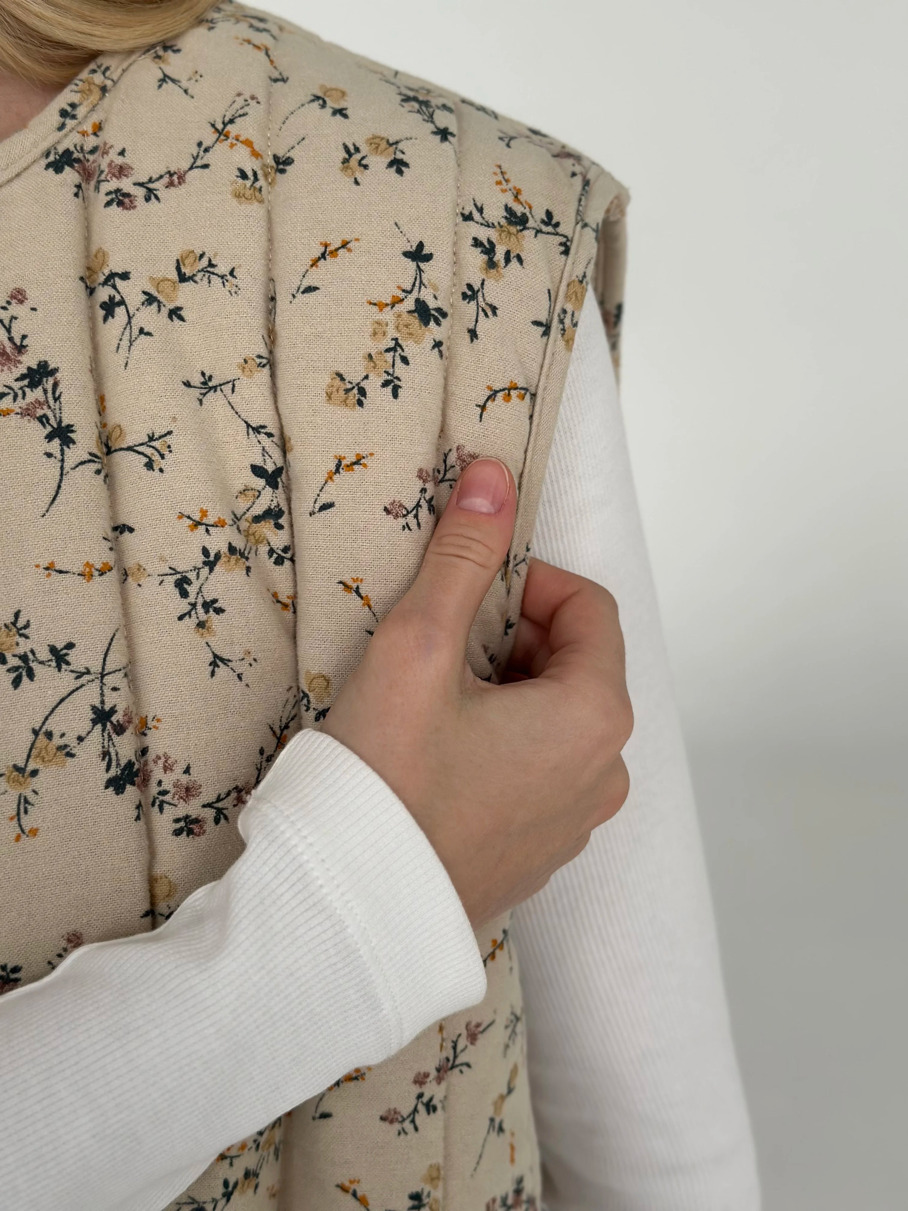 Quilted flannel Vest "multicolored flower" on dark beige