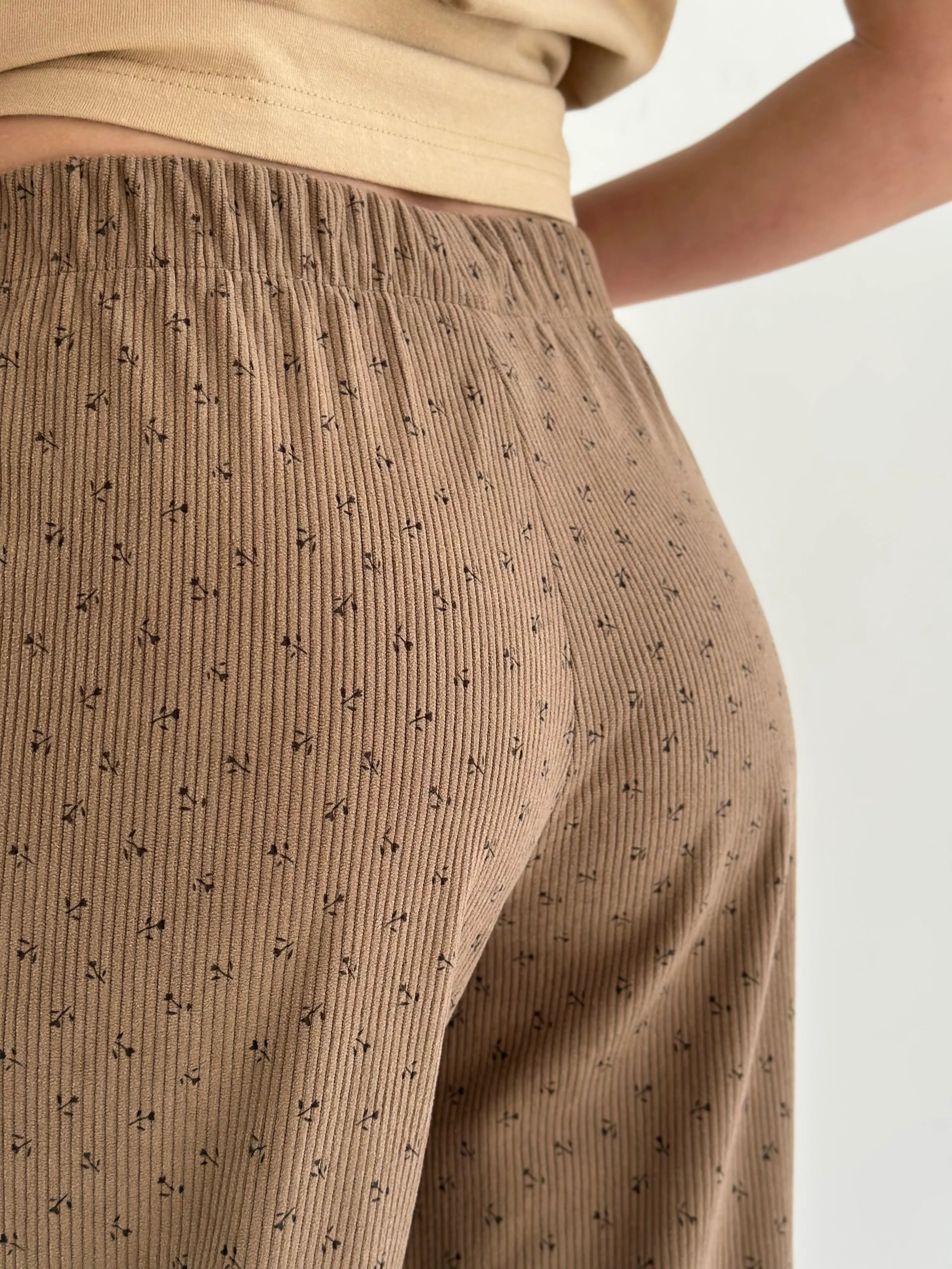 Corduroy straight pants “bud on beige”