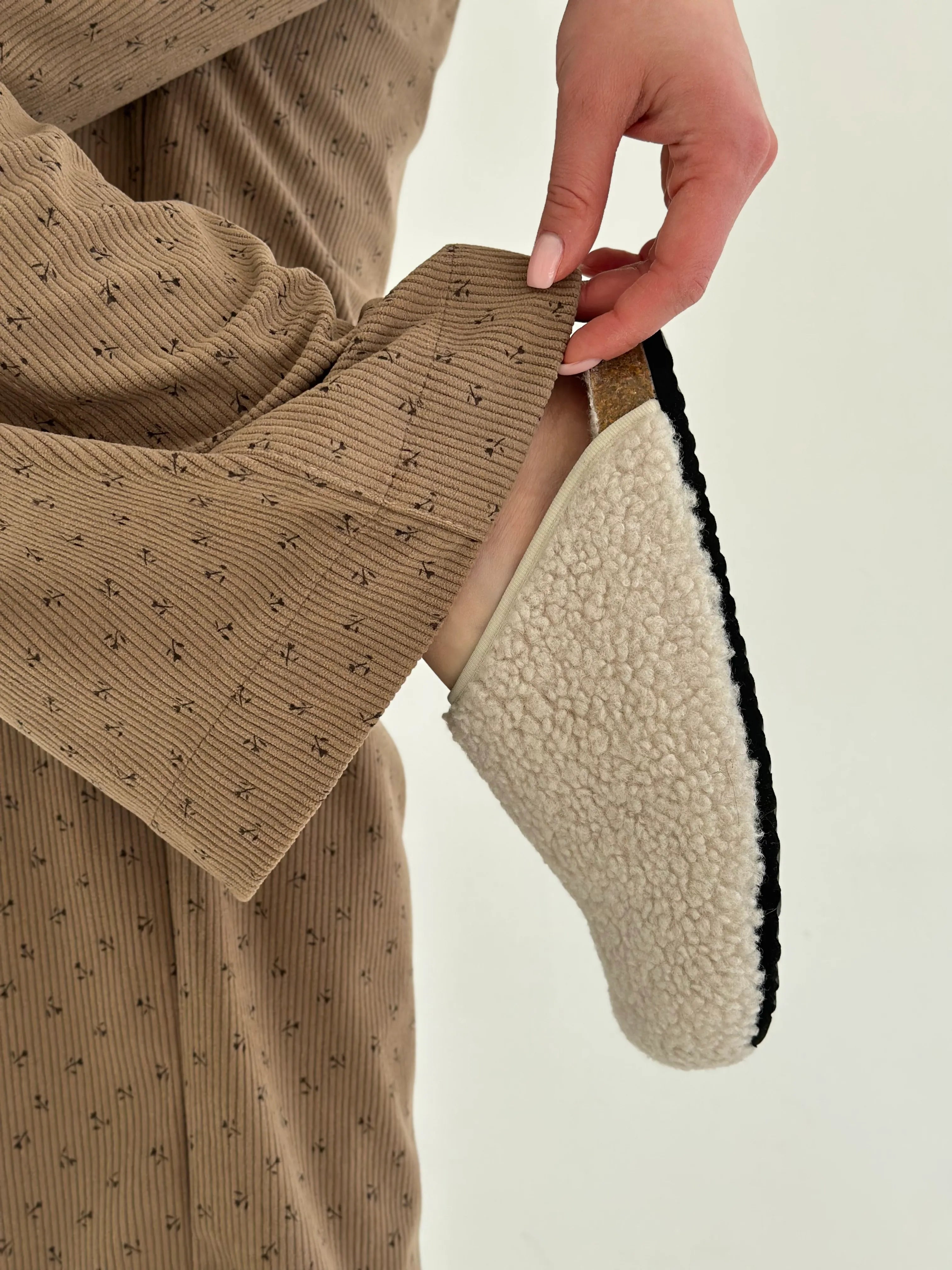 Corduroy straight pants “bud on beige”