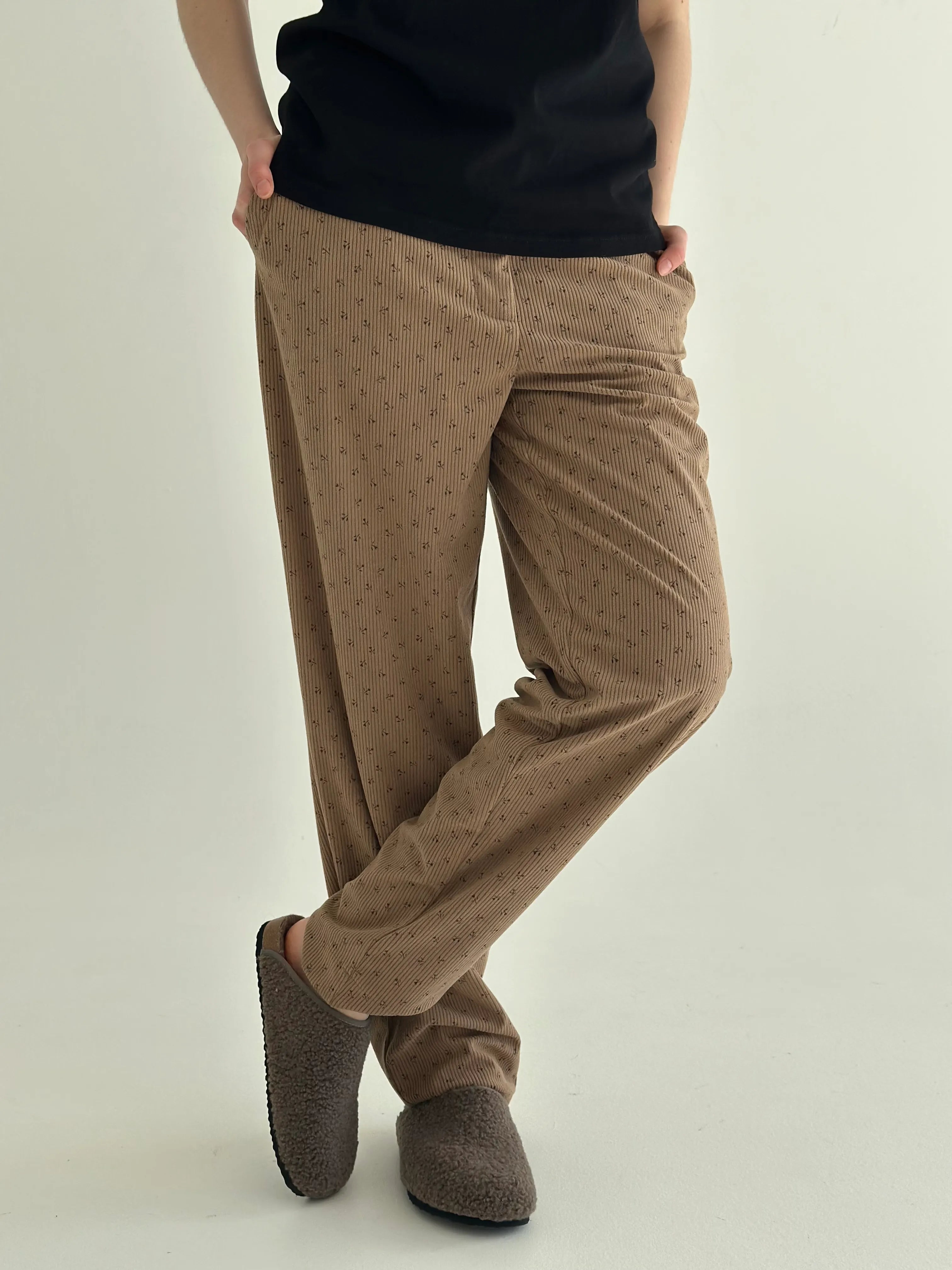 MOMI corduroy pants “bud on beige”