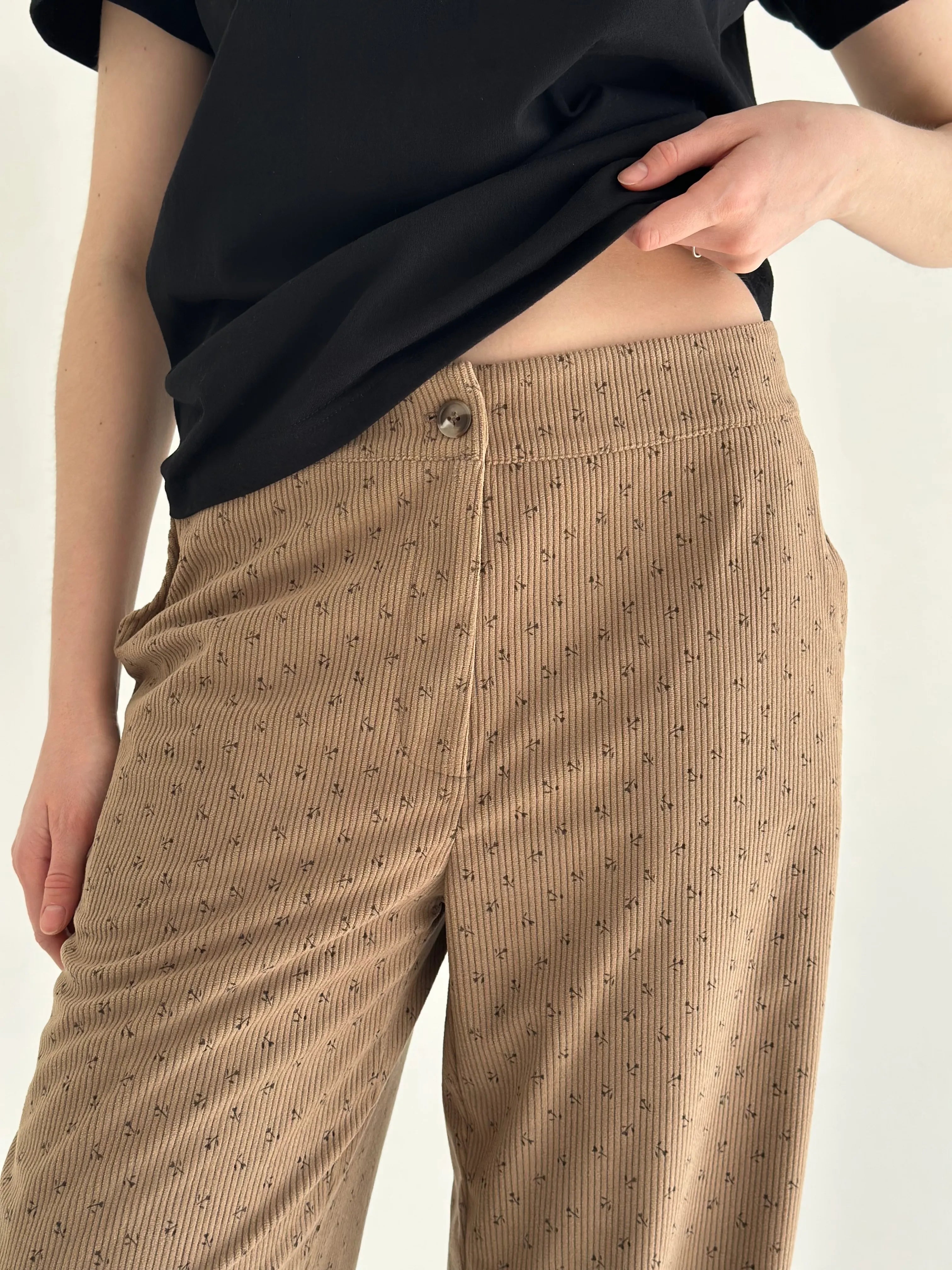 MOMI corduroy pants “bud on beige”