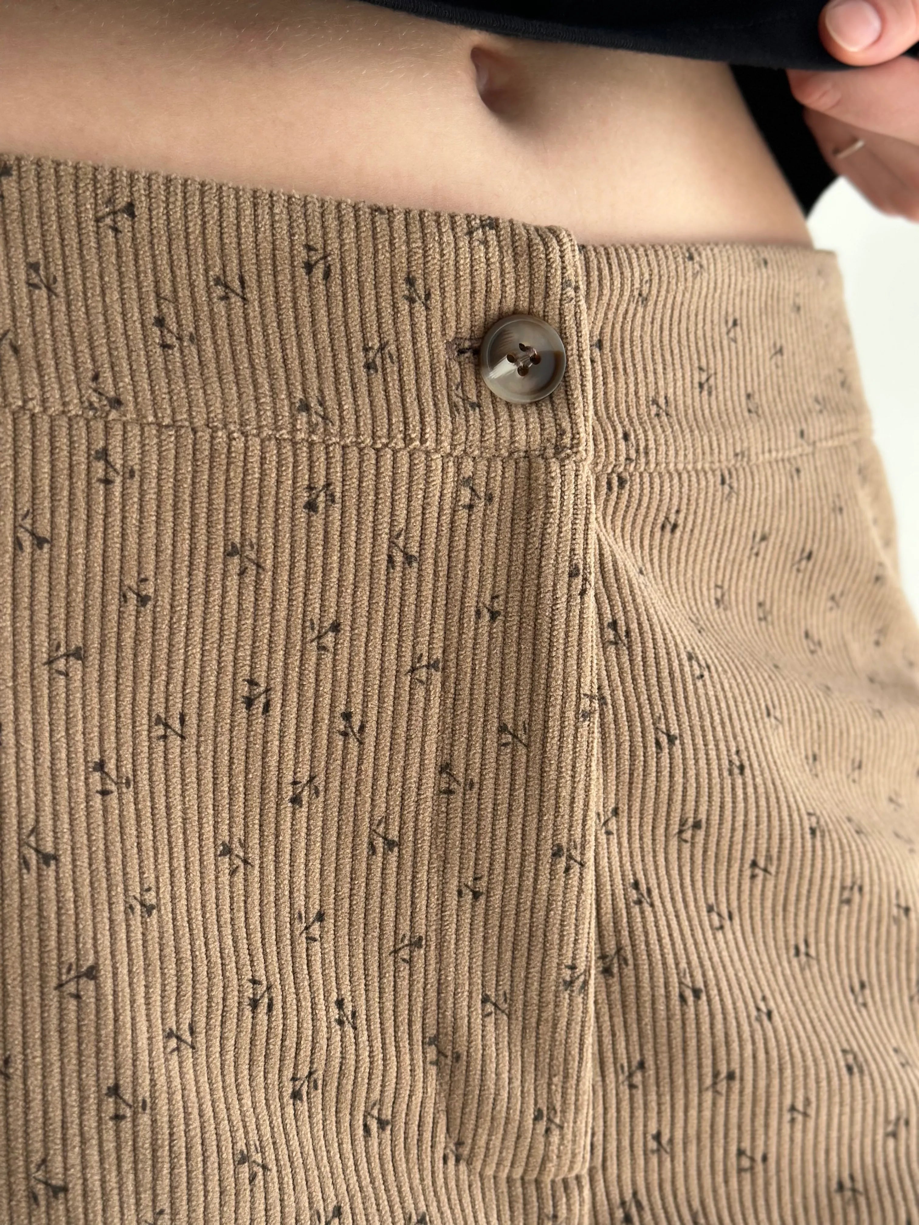 MOMI corduroy pants “bud on beige”