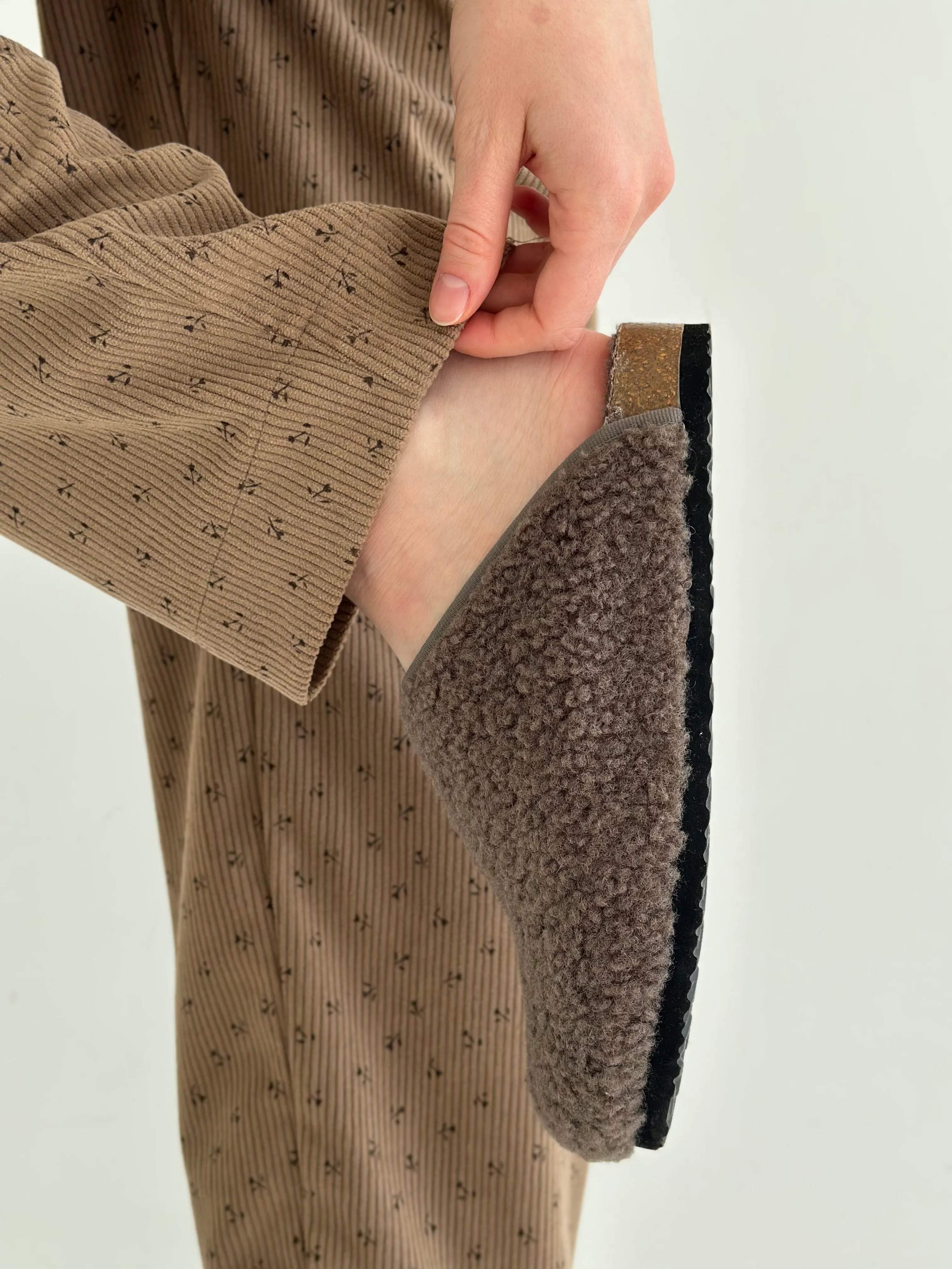 MOMI corduroy pants “bud on beige”