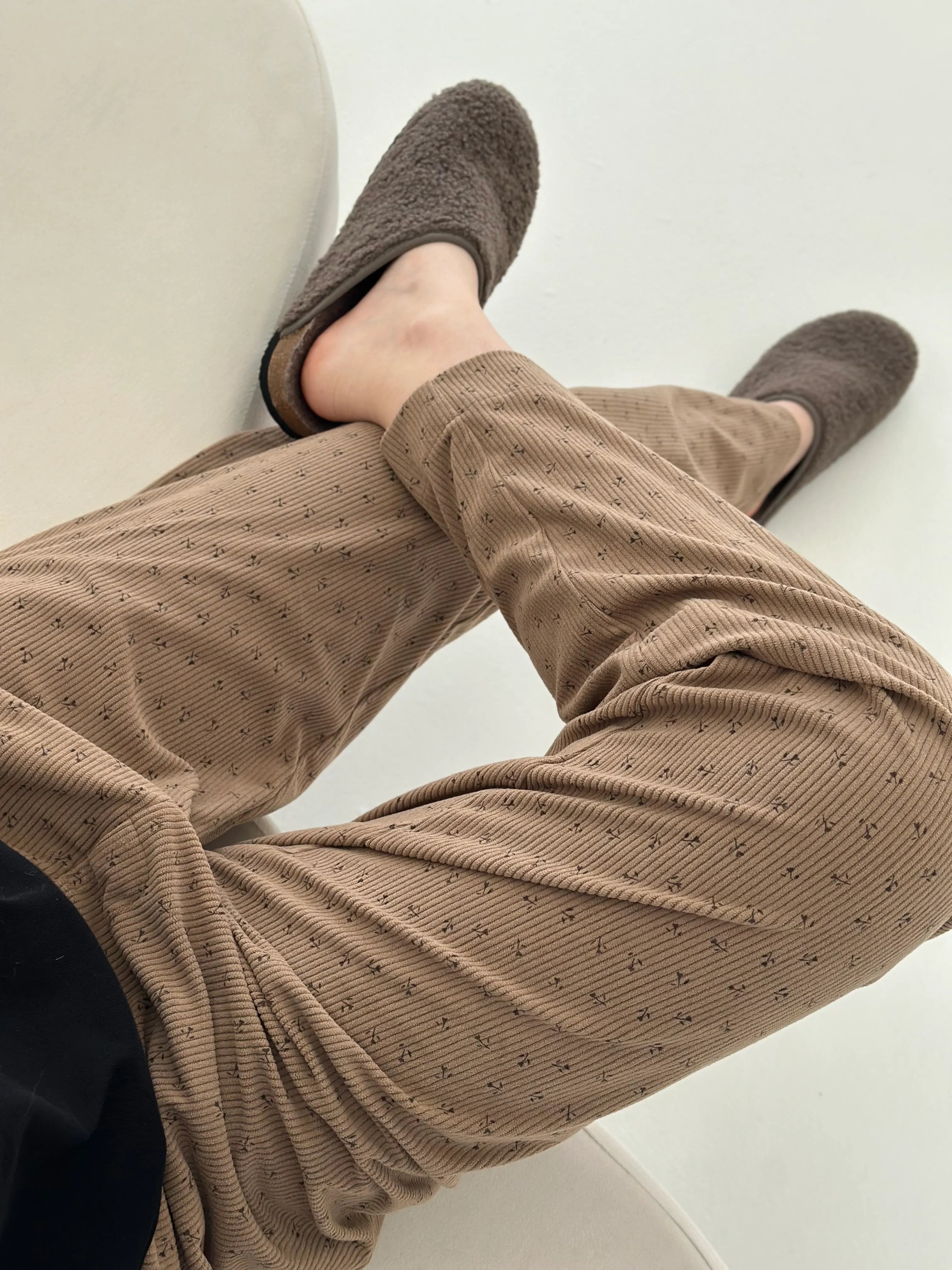 MOMI corduroy pants “bud on beige”