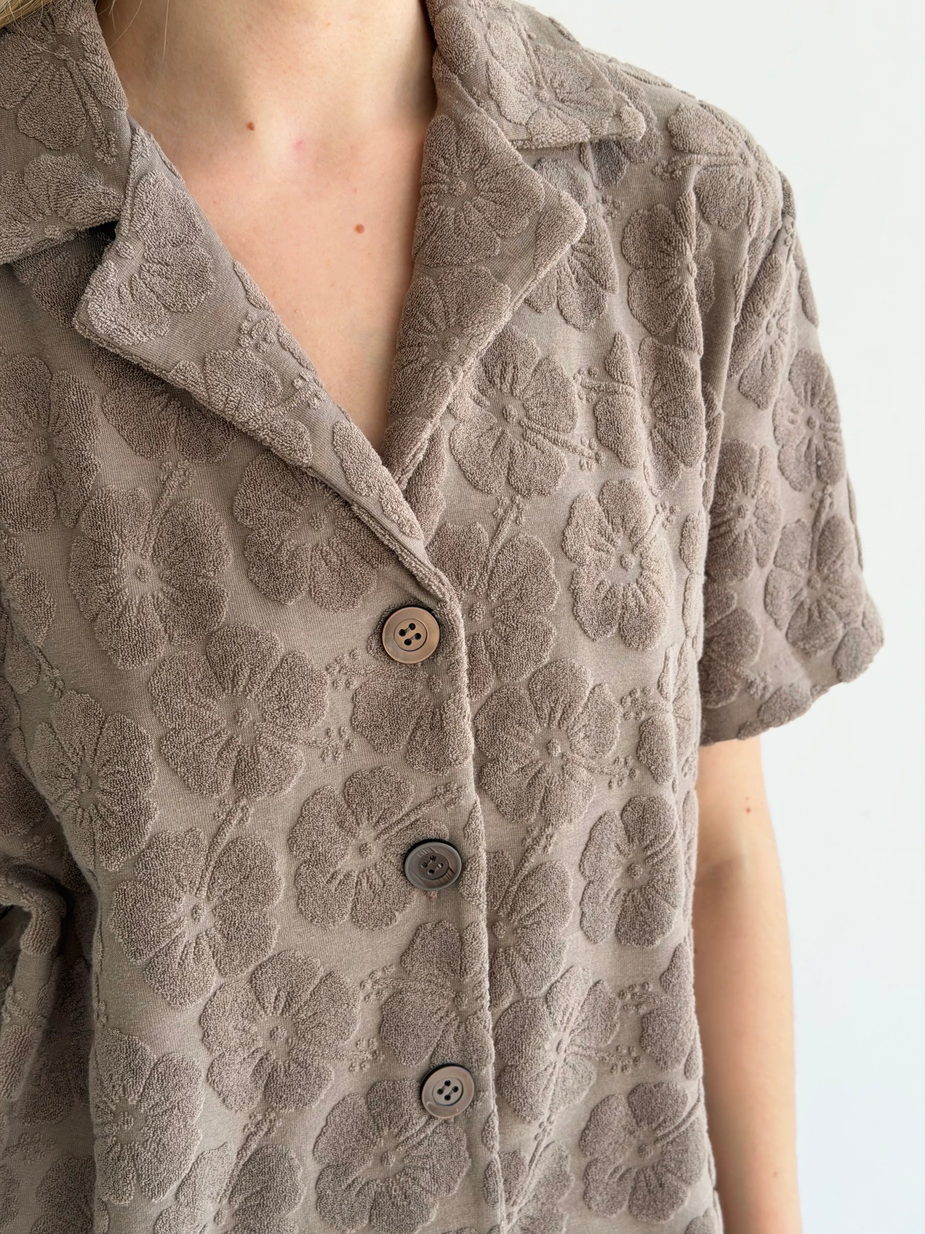Short-sleeved suit and shorts, terry jacquard flower, brown