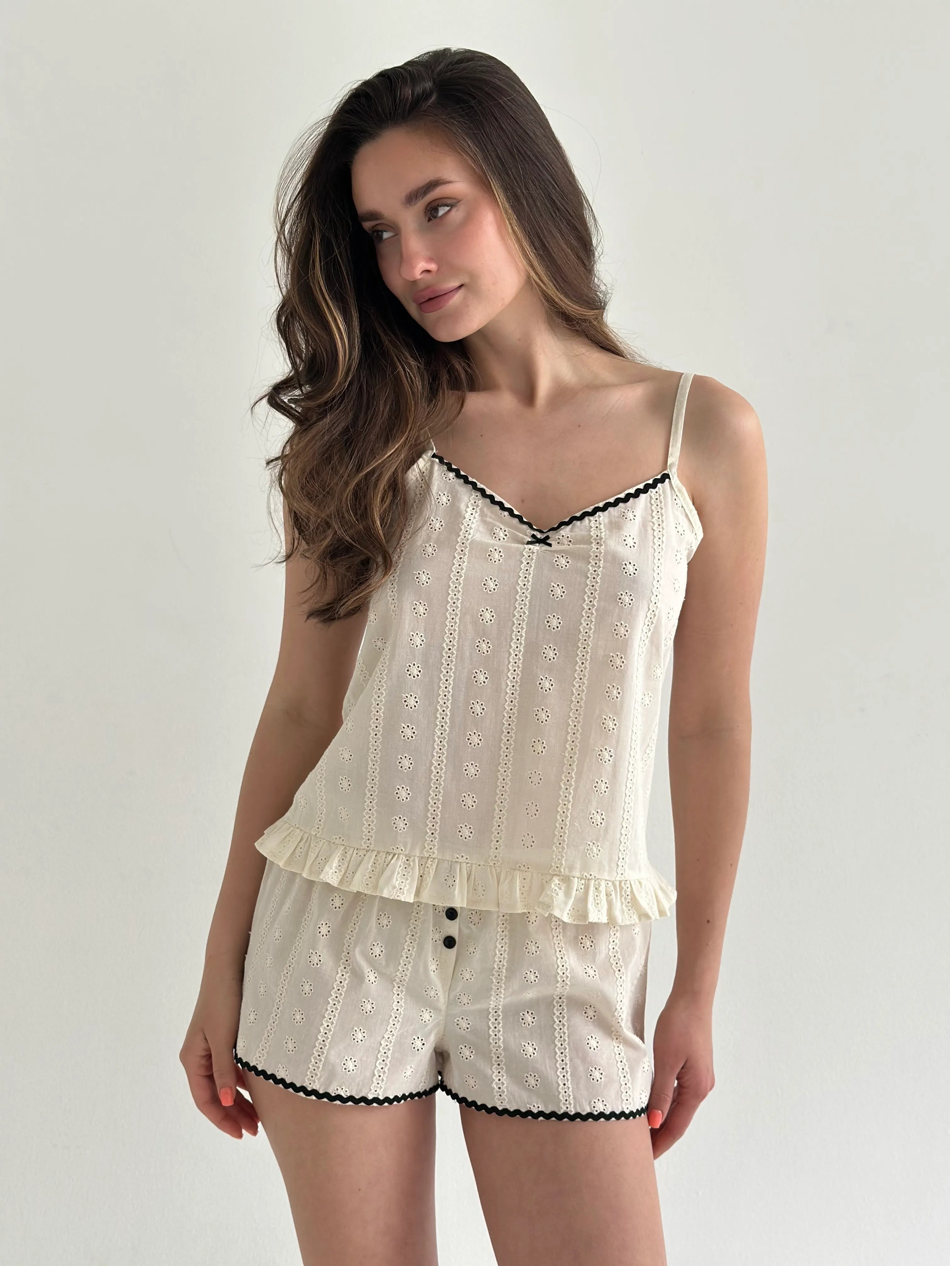 Suit T-shirt and shorts with gull, daisy, milky