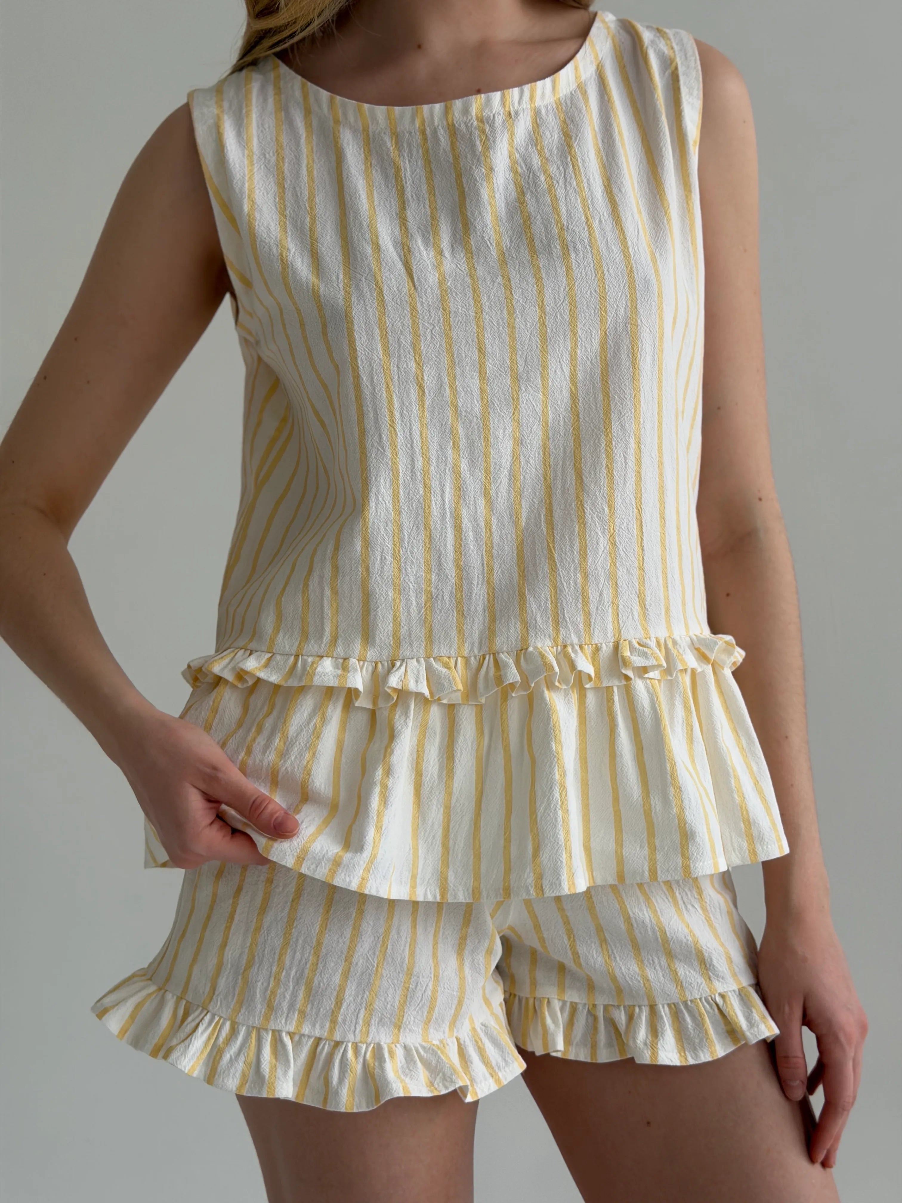 Cotton T-shirt and shorts suit “yellow stripe on milky”