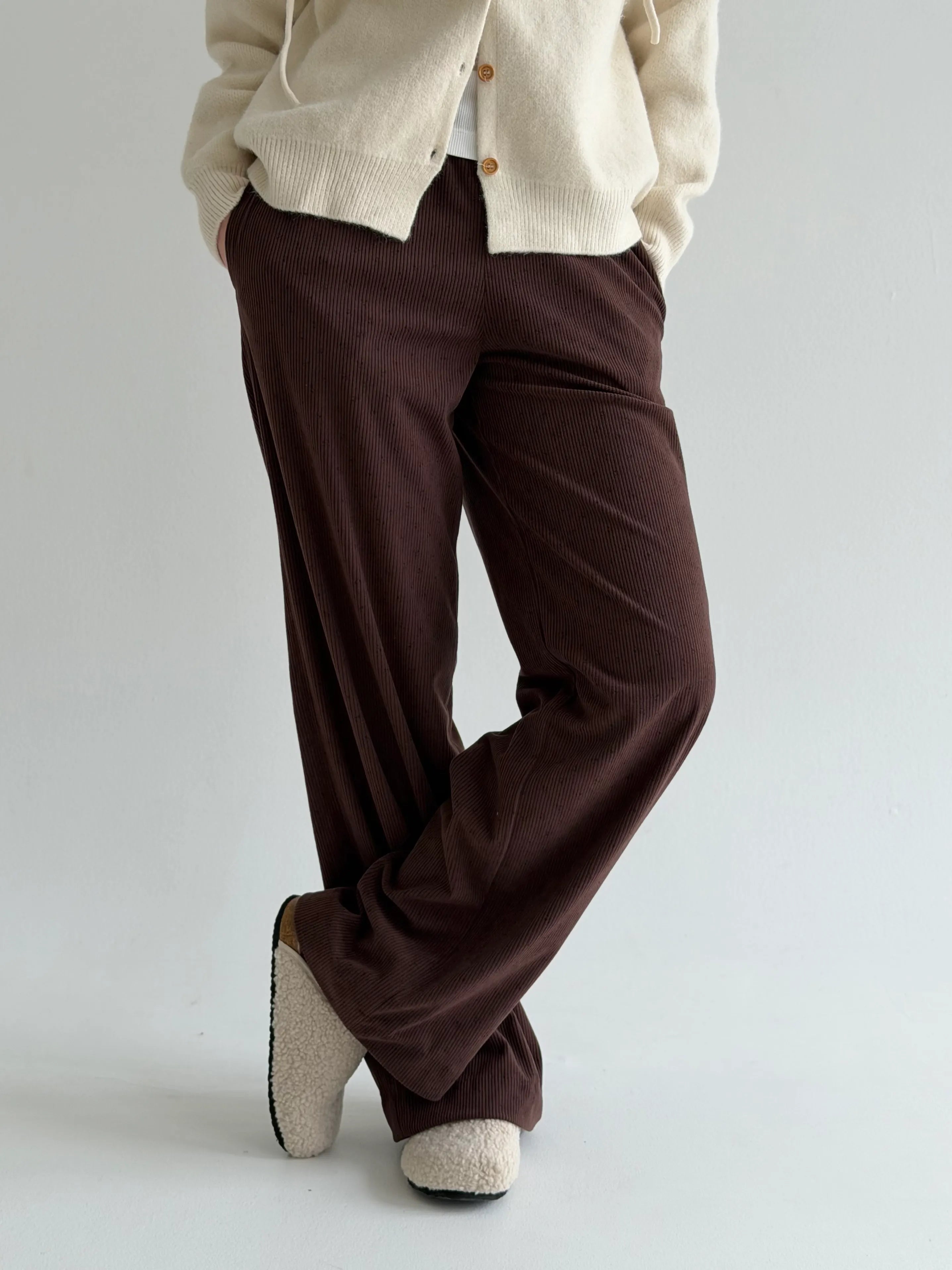 Corduroy straight pants “bud on brown”