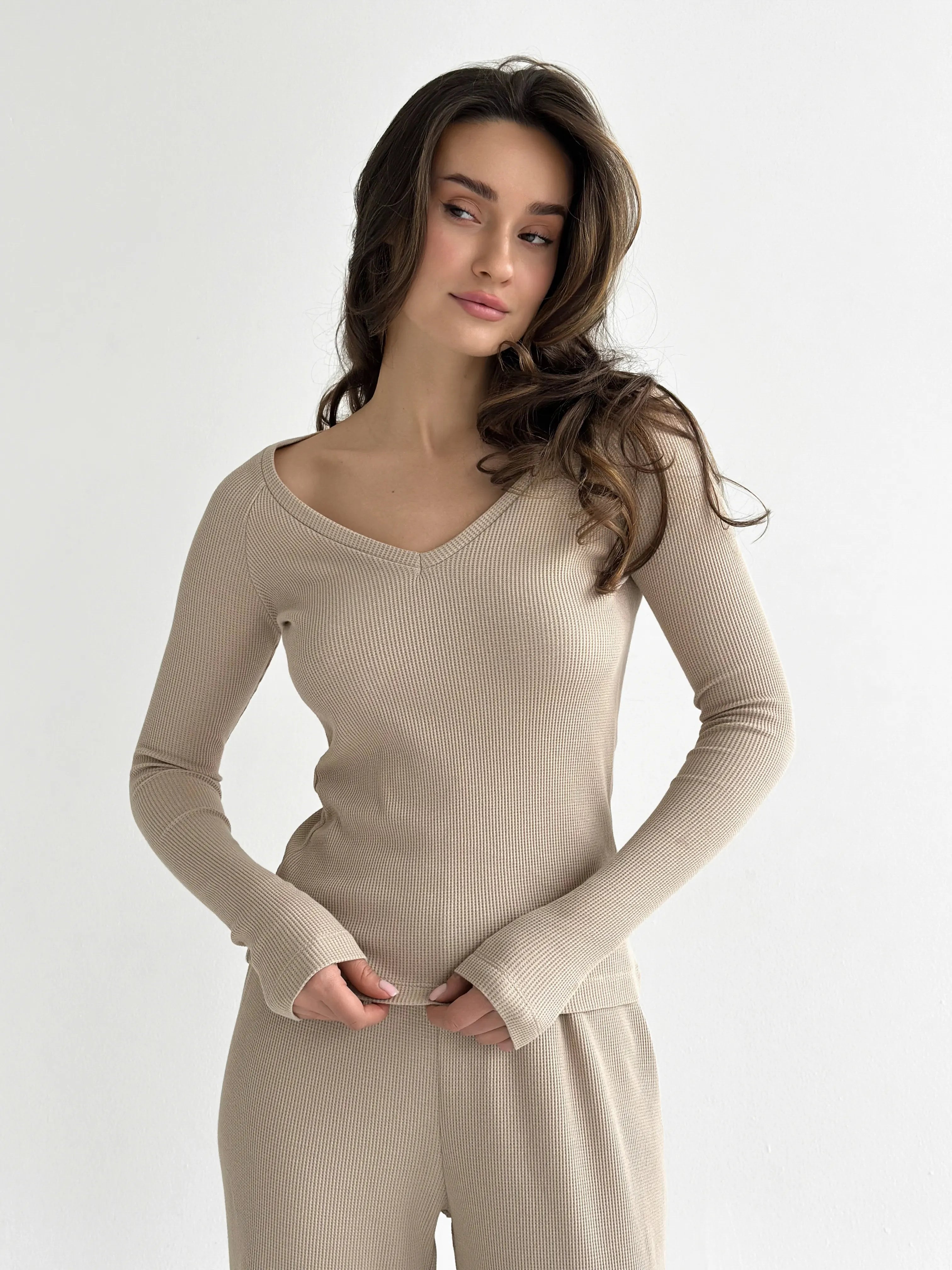 Set of long-sleeved raglan tops and beige waffle knit pants