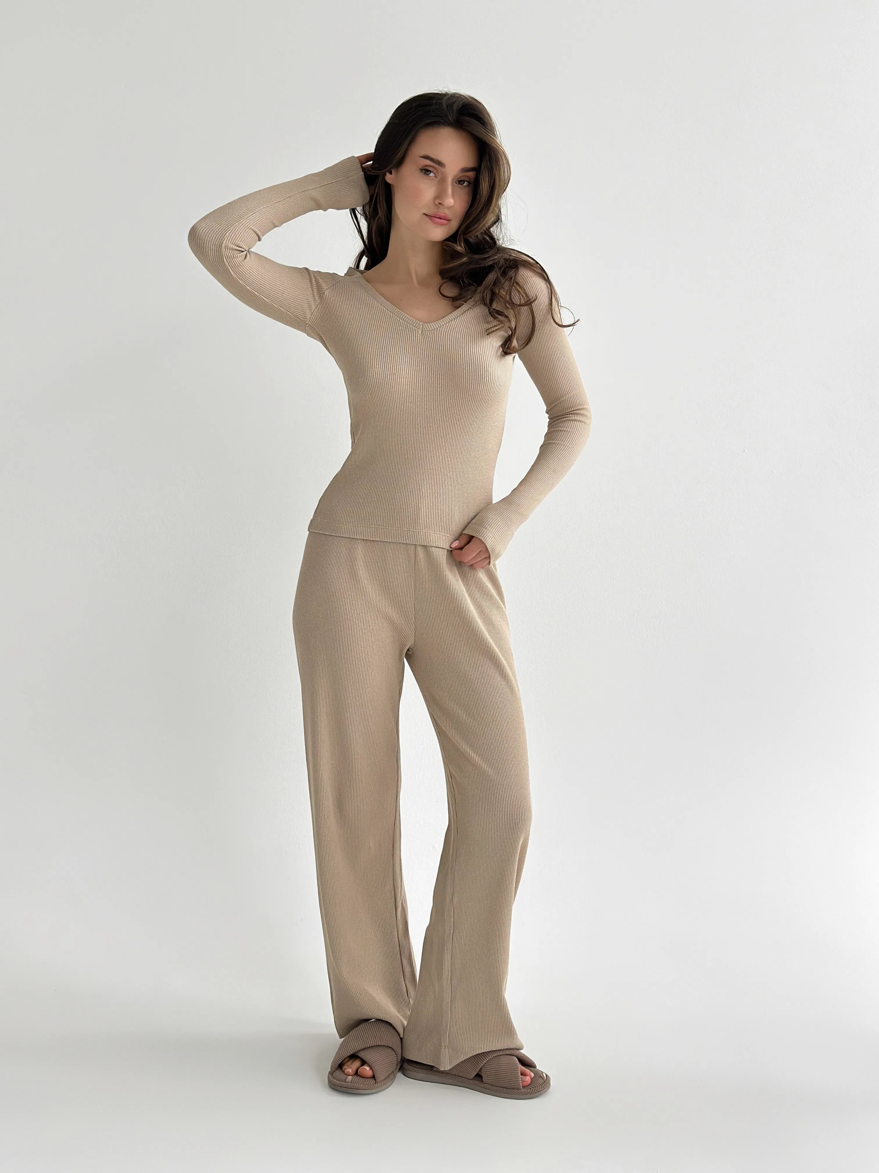 Set of long-sleeved raglan tops and beige waffle knit pants