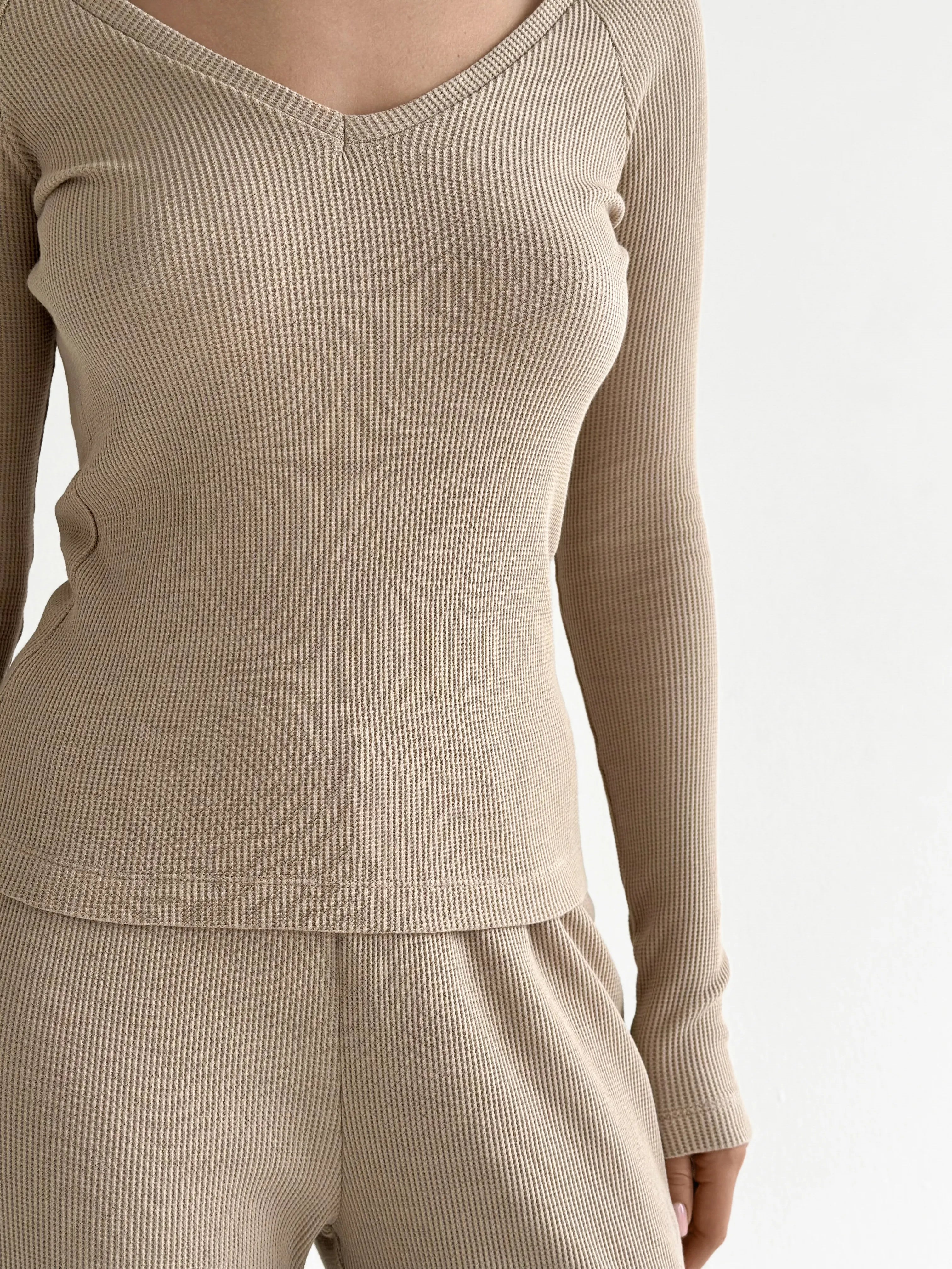 Set of long-sleeved raglan tops and beige waffle knit pants