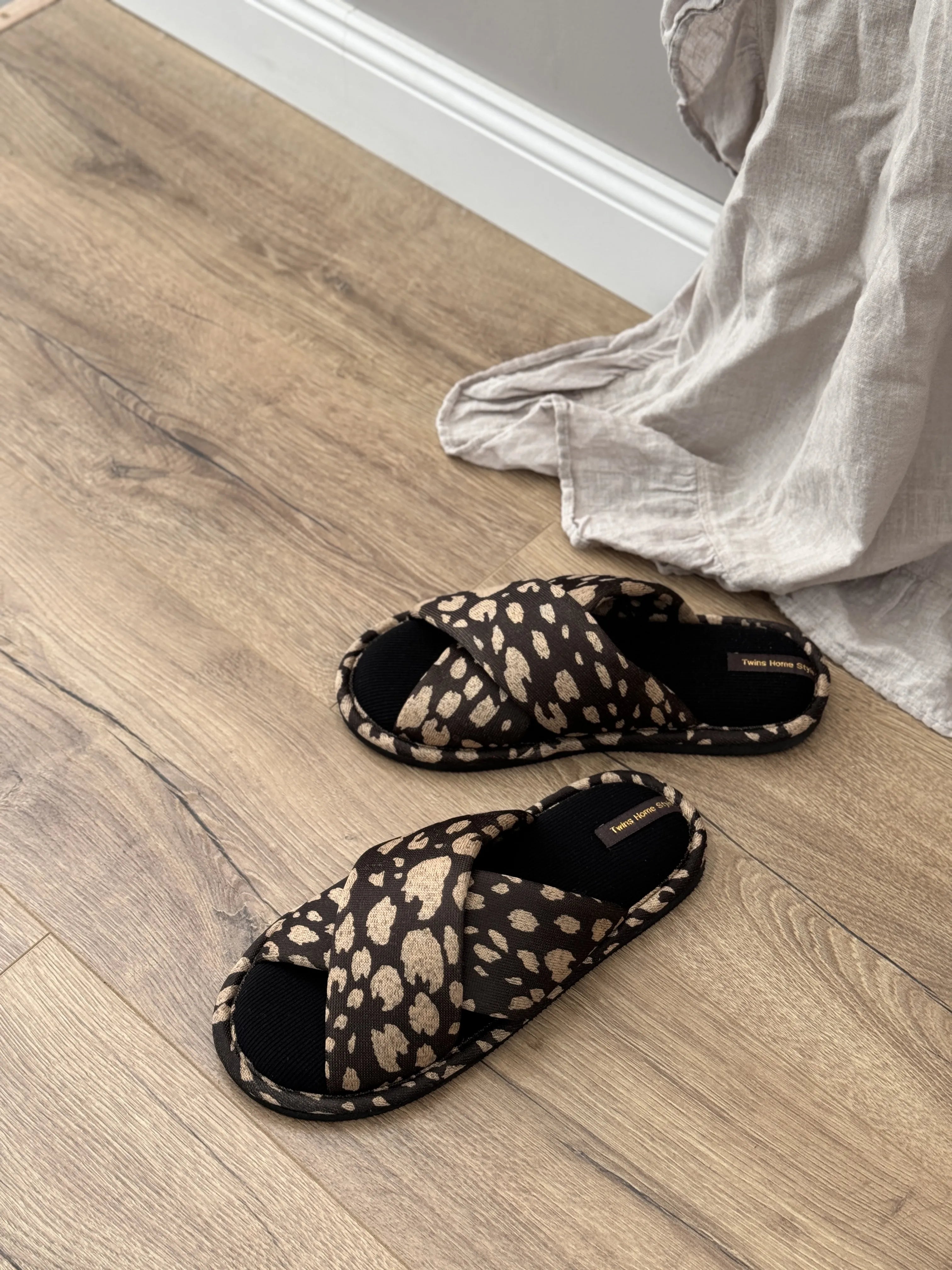 Women's slippers HS-VL cross animal black