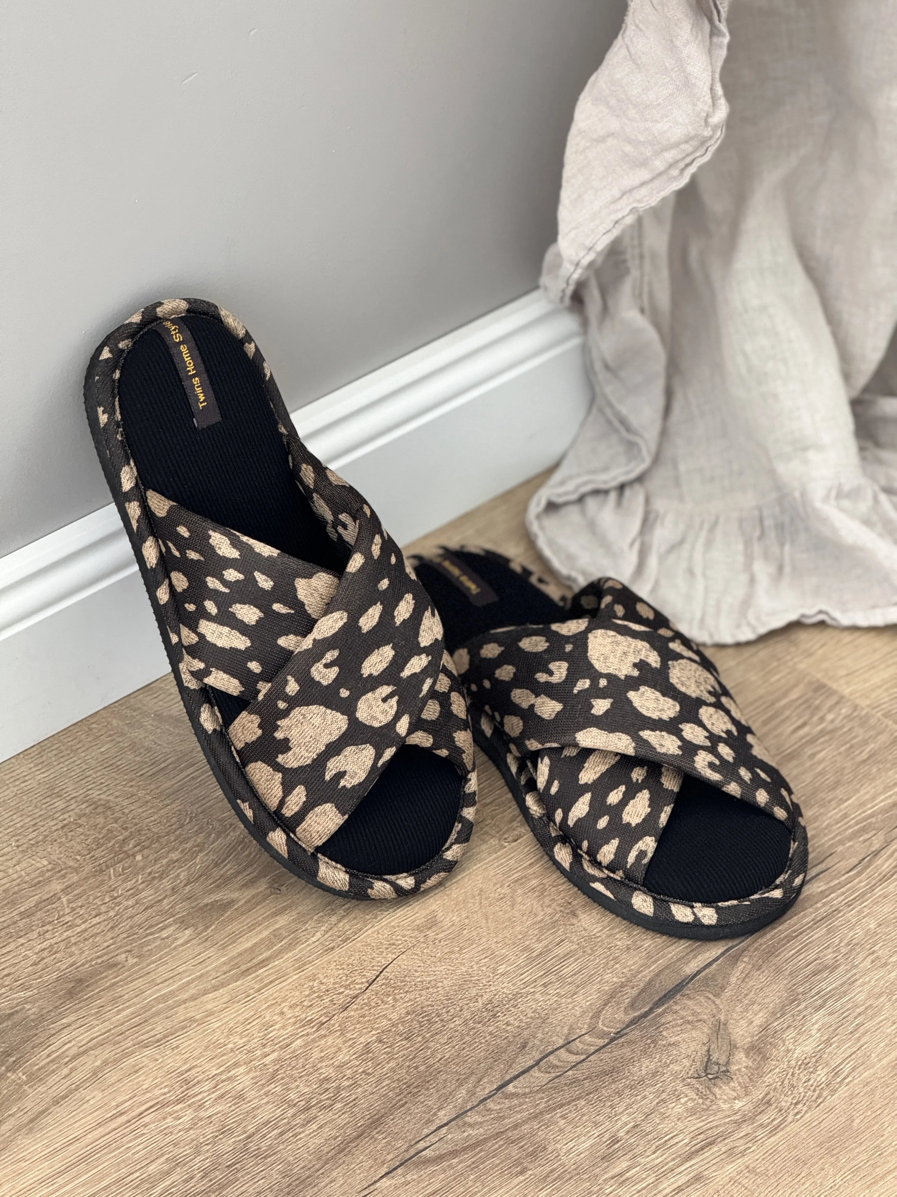 Women's slippers HS-VL cross animal black