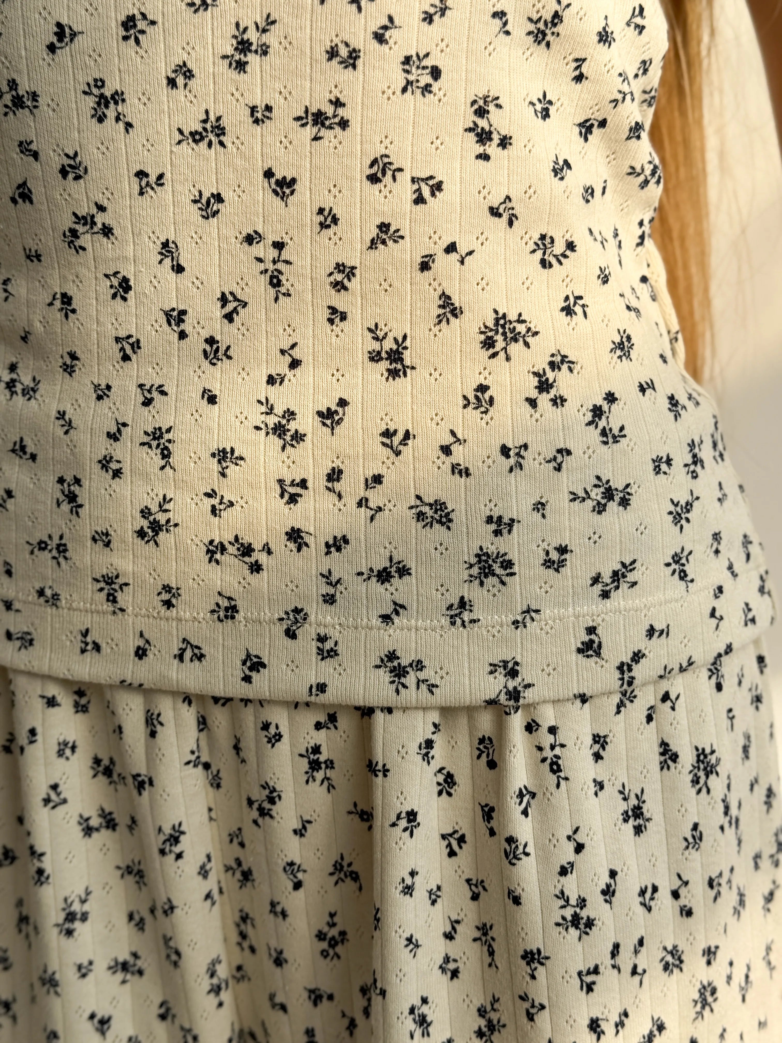 Ribbed milky T-shirt with a blue flower