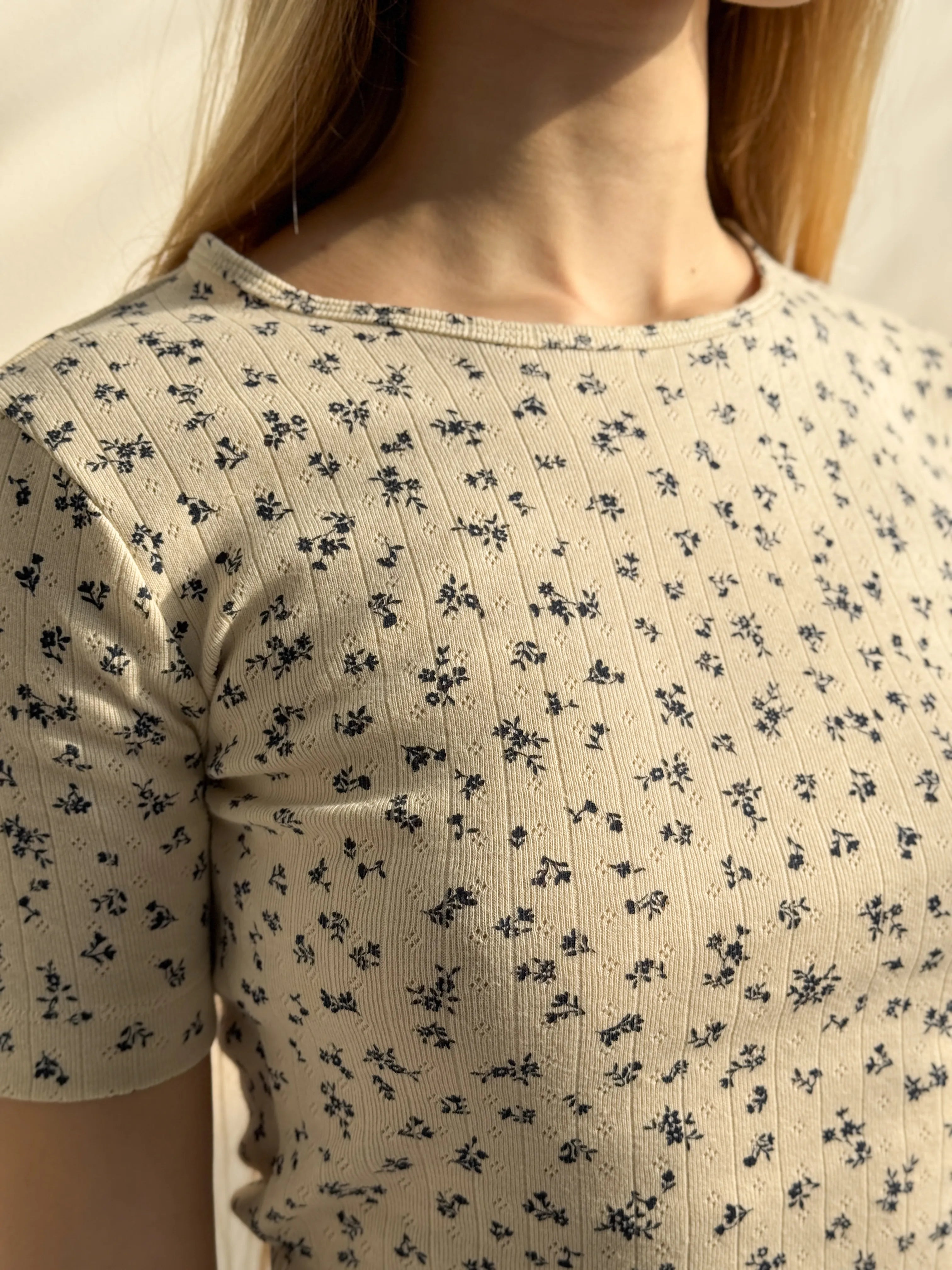 Ribbed milky T-shirt with a blue flower