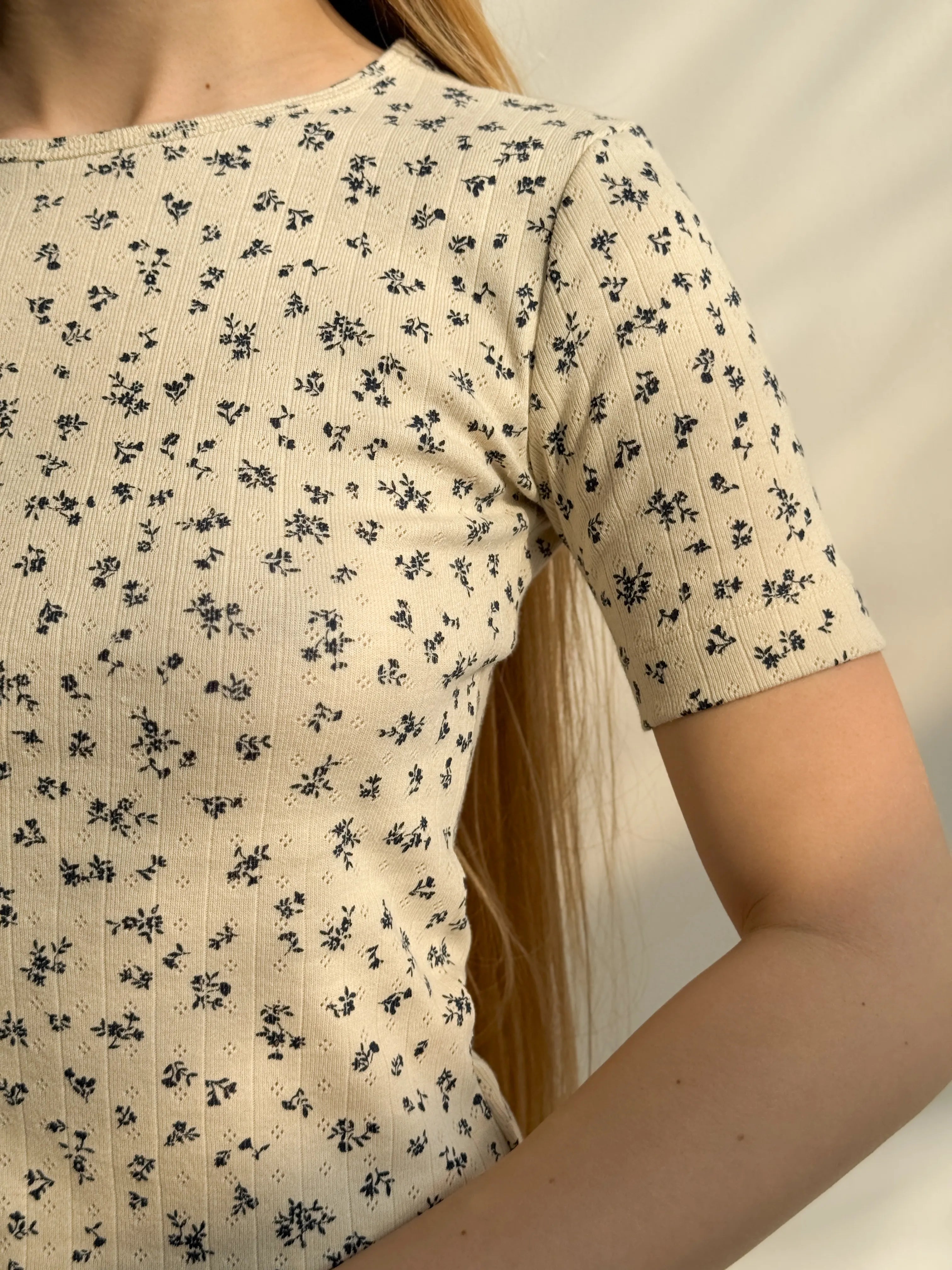 Ribbed milky T-shirt with a blue flower