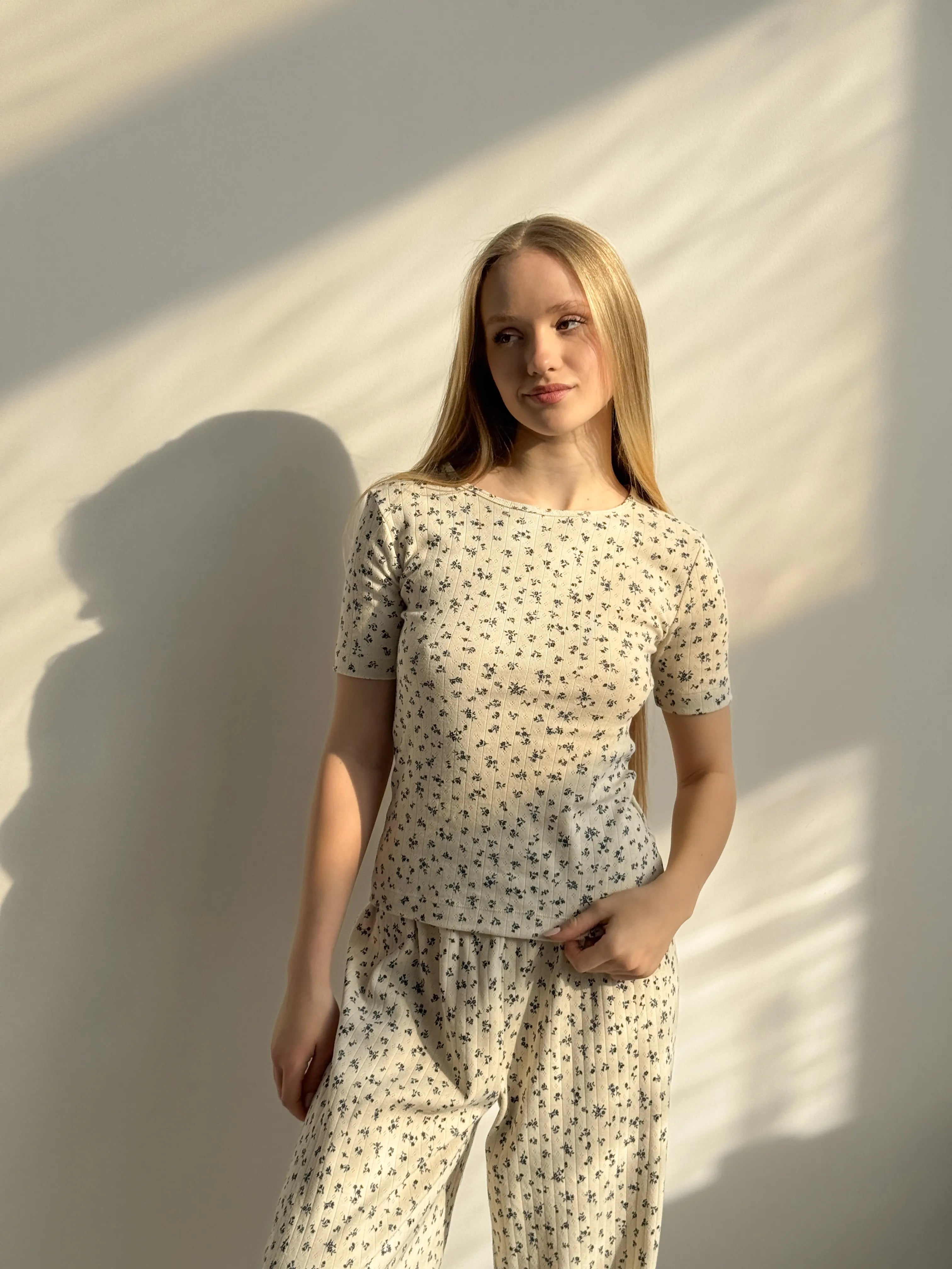 Ribbed milky T-shirt with a blue flower