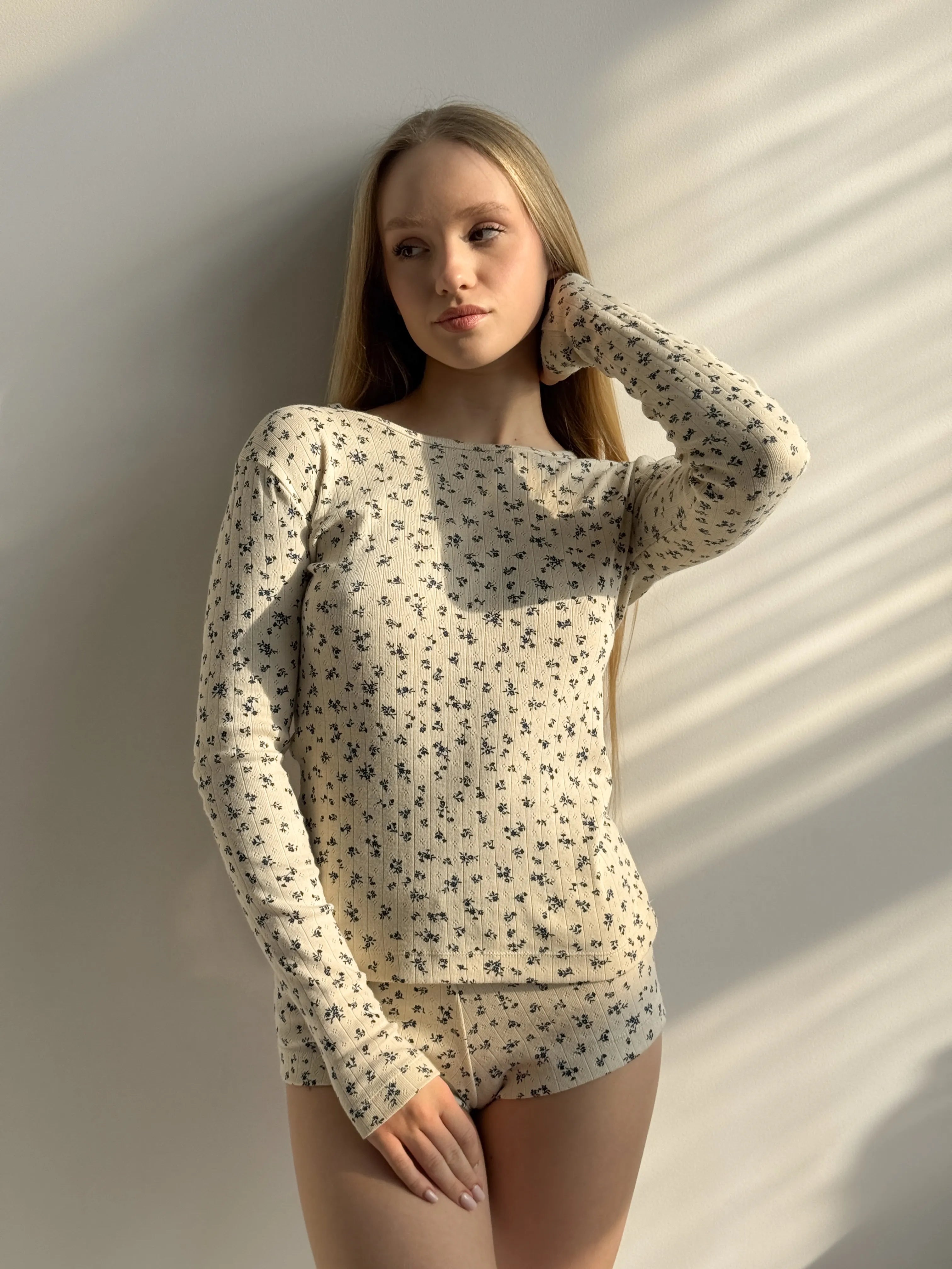 Ribbed mini shorts in milky blue with a little flower