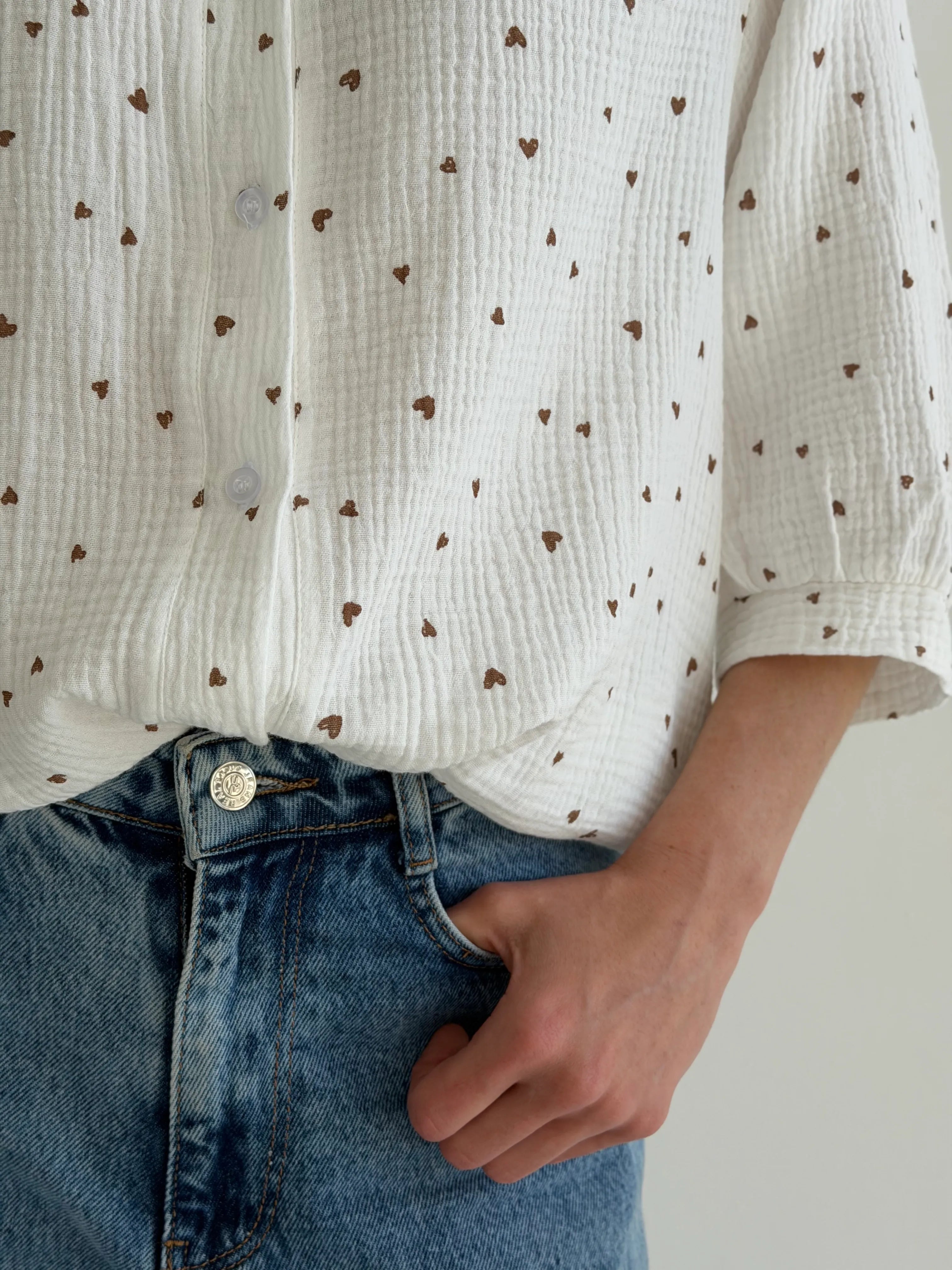 Muslin shirt, brown heart on milky white