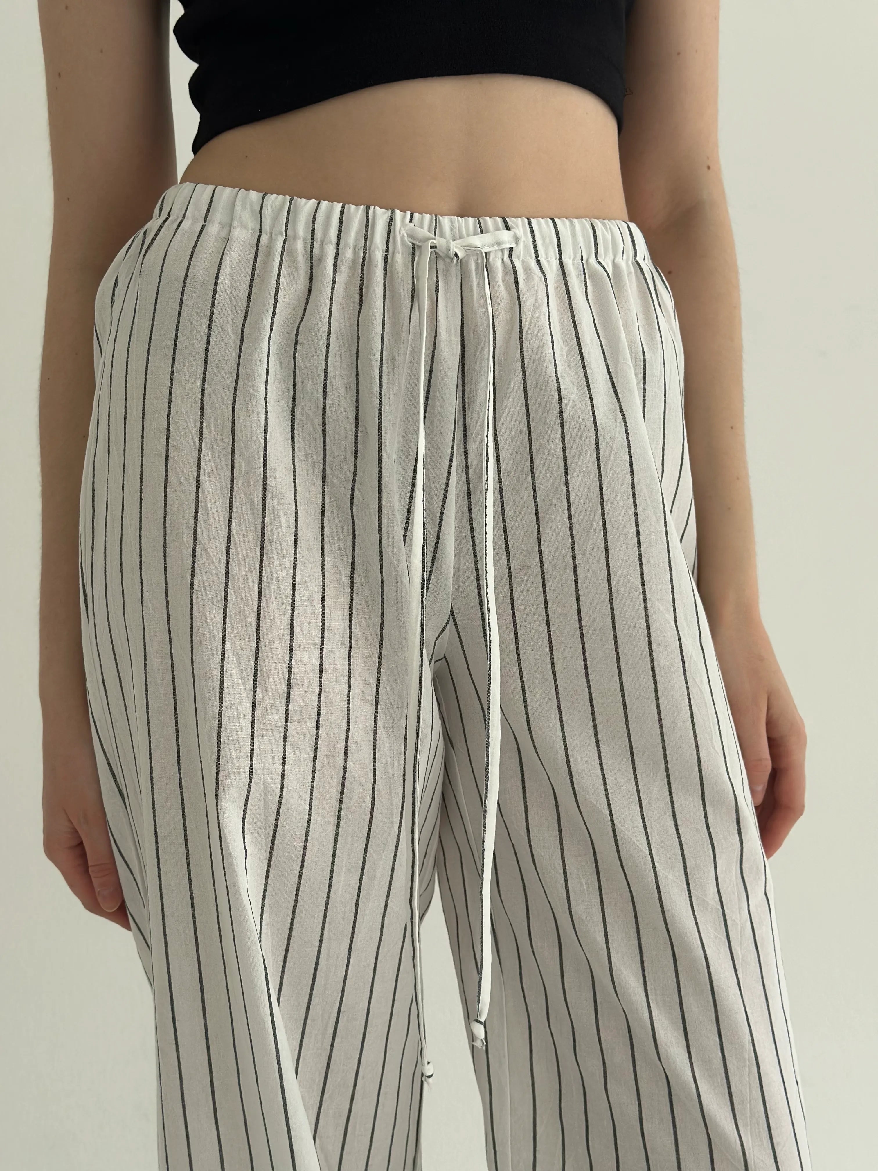 Cotton wide stripe trousers with drawstring milk/black