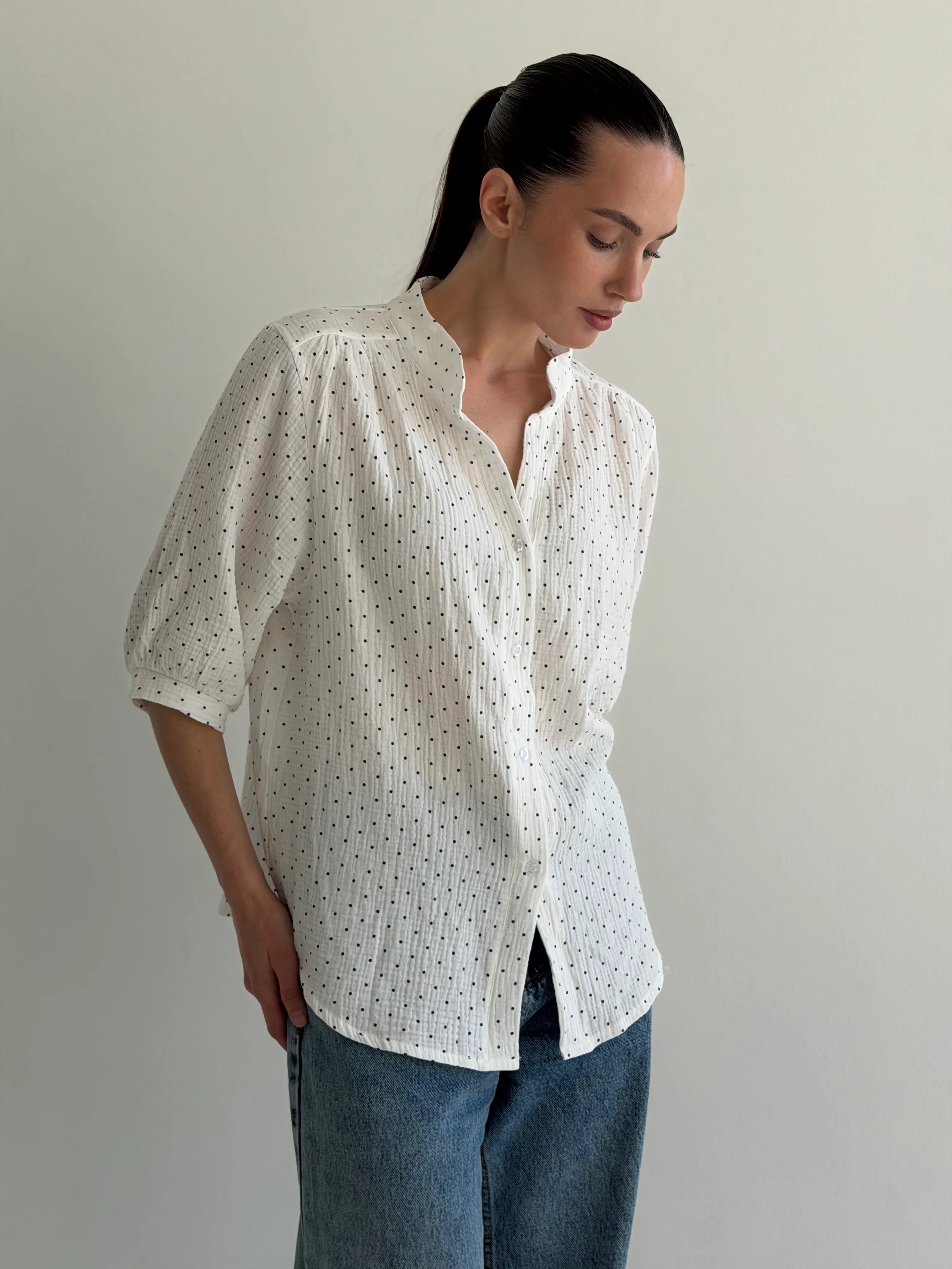 Muslin shirt, small peas on milk
