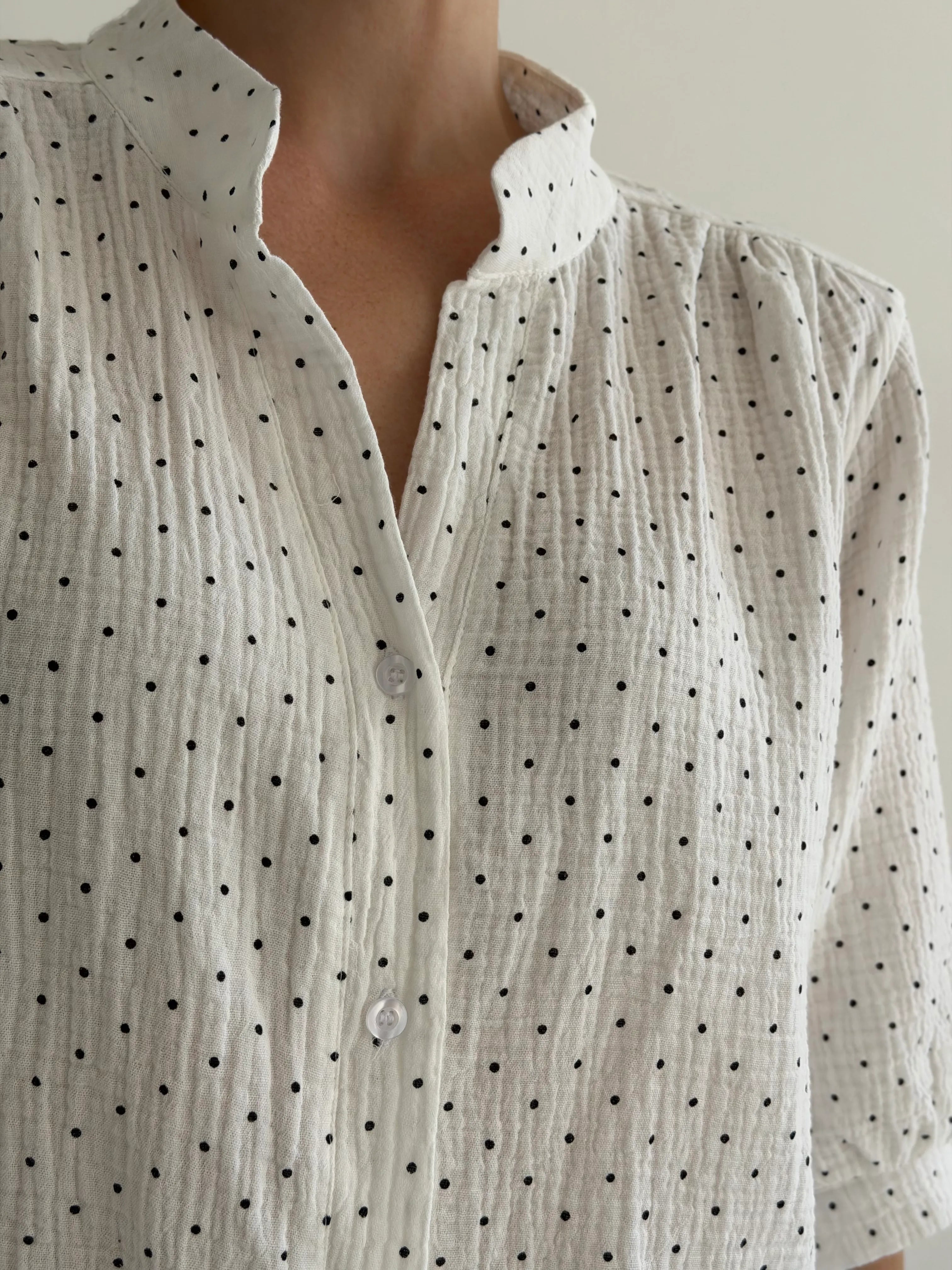 Muslin shirt, small peas on milk