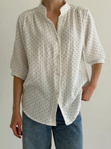 Muslin shirt, small peas on milk